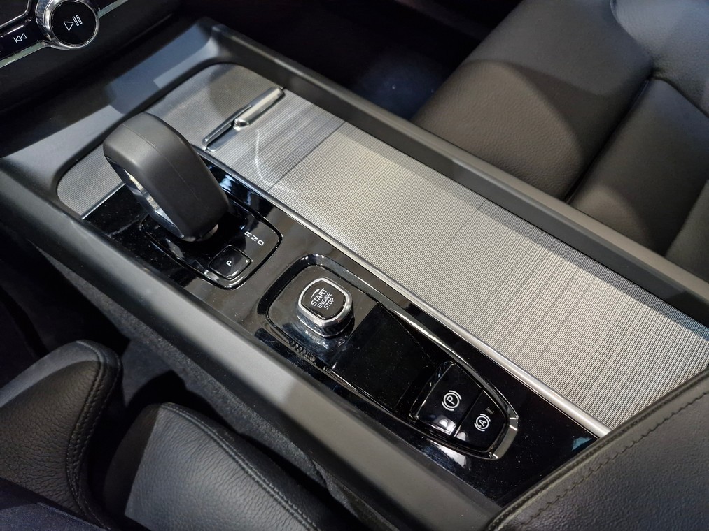 Volvo XC60 T6 AWD LONG RANGE PLUS DARK TAKUU 24KK/40TKM