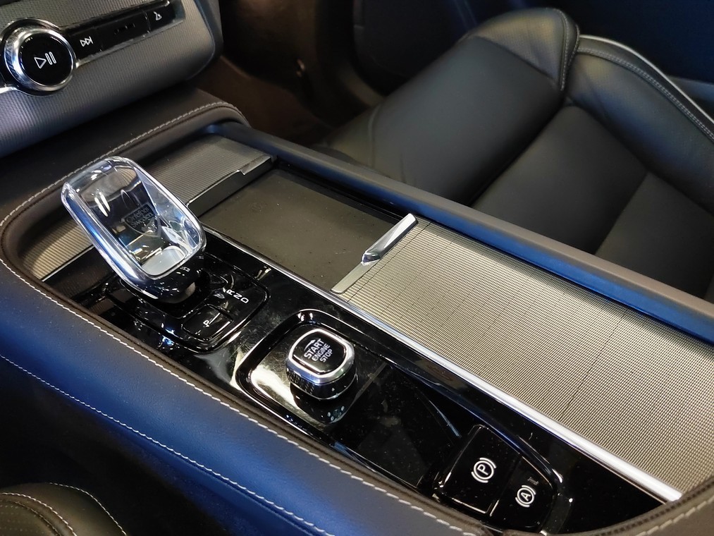 Volvo XC90 T8 AWD LONG RANGE ULTIMATE DARK TAKUU 24KK/40TKM.