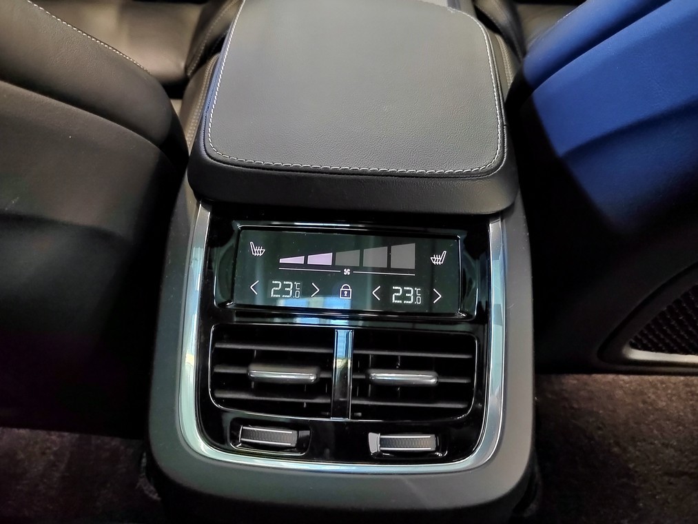 Volvo XC90 T8 AWD LONG RANGE ULTIMATE DARK TAKUU 24KK/40TKM.