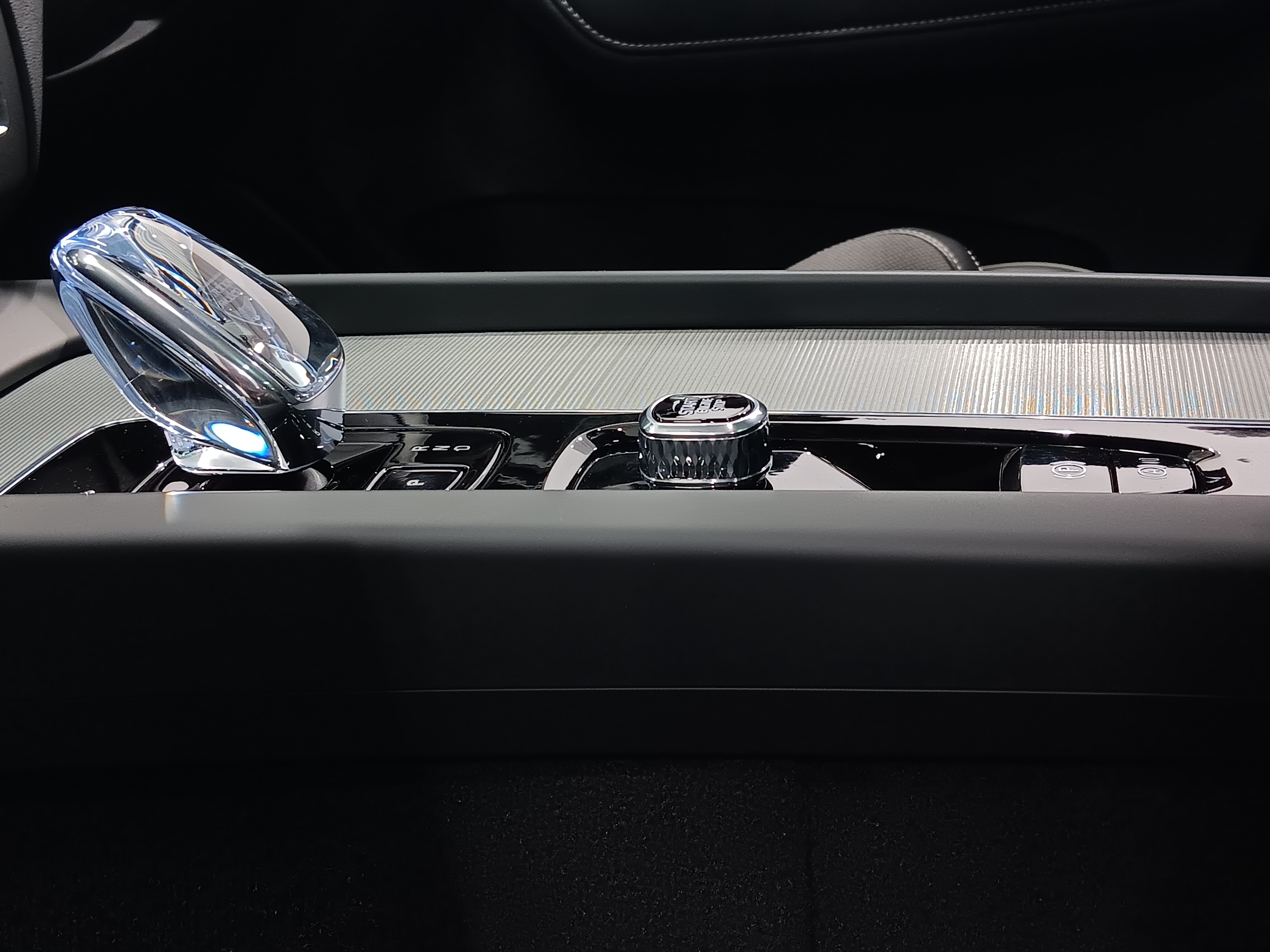 Volvo XC60 T6 AWD LONG RANGE PLUS DARK TAKUU 24KK/40TKM.