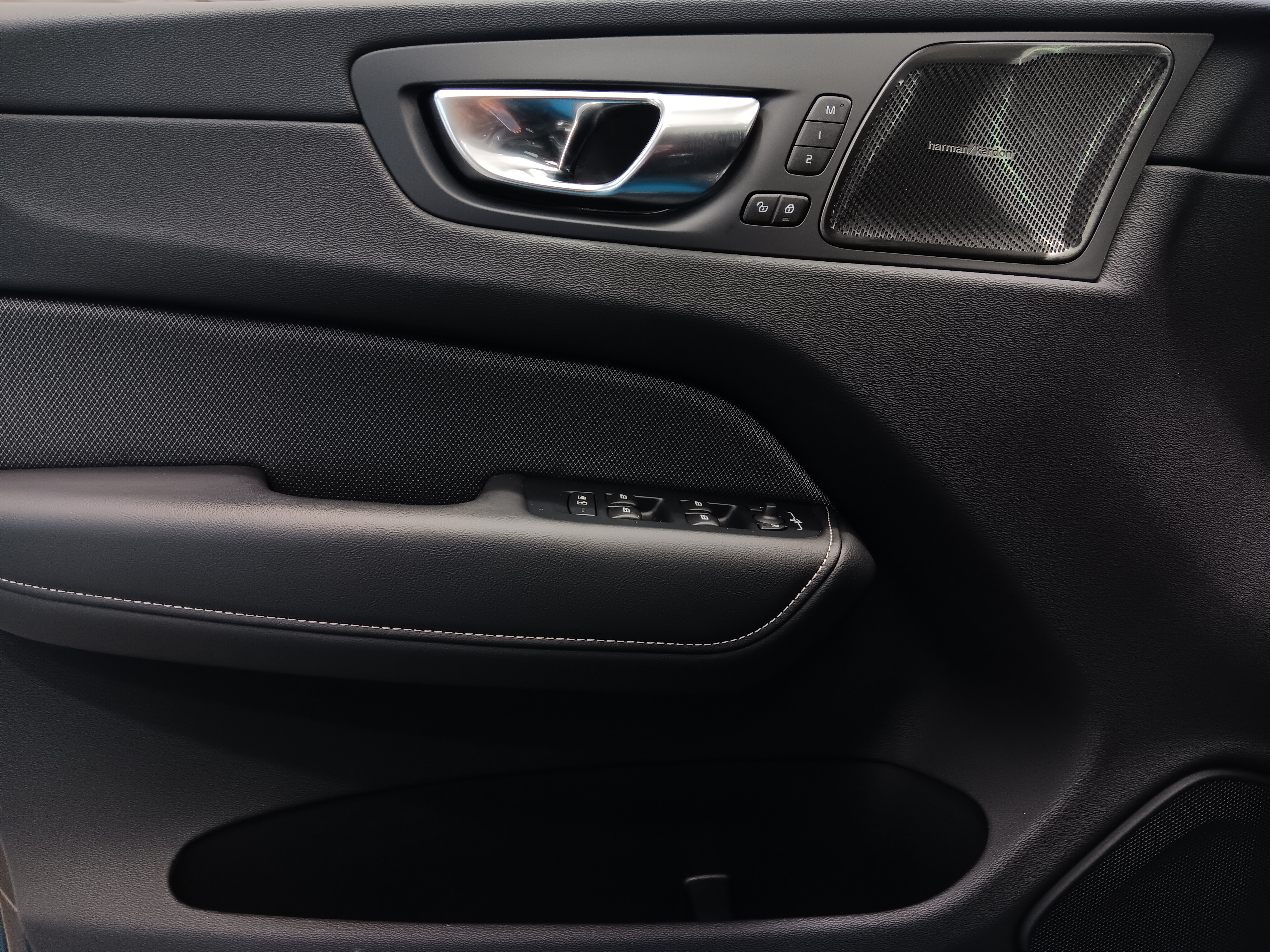 Volvo XC60 T6 AWD LONG RANGE PLUS DARK TAKUU 24KK/40TKM.