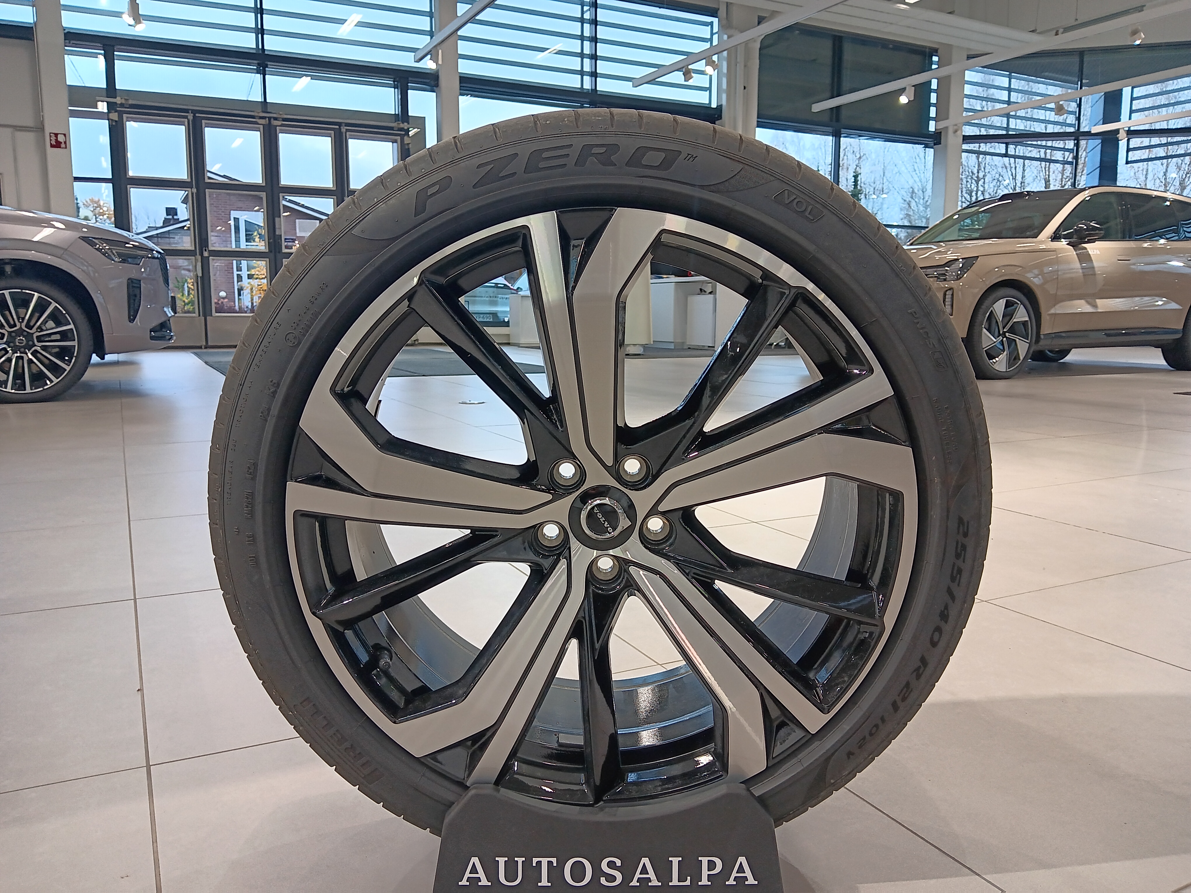 Volvo XC60 T6 AWD LONG RANGE PLUS DARK TAKUU 24KK/40TKM.