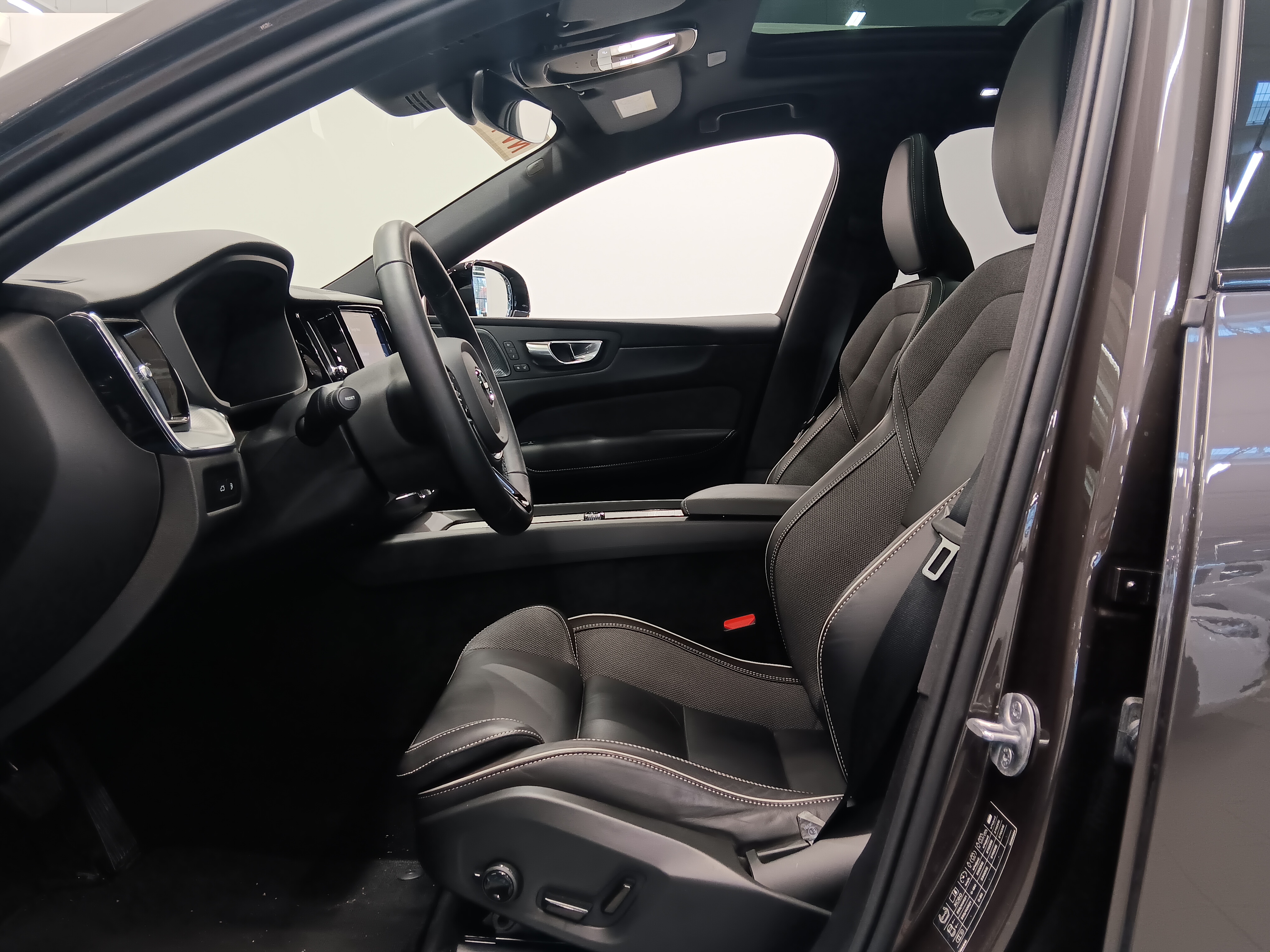 Volvo XC60 T6 AWD LONG RANGE PLUS DARK TAKUU 24KK/40TKM.