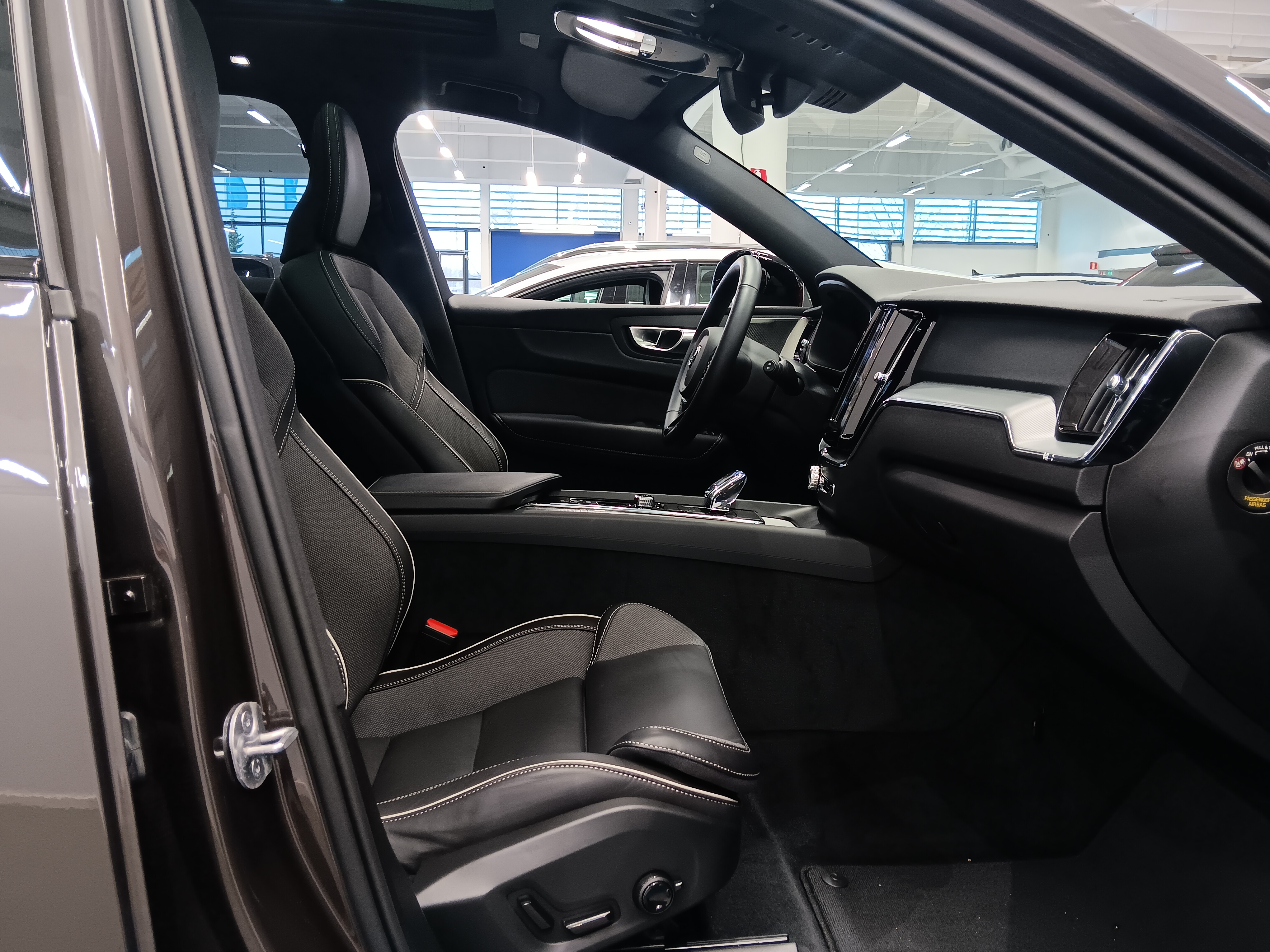 Volvo XC60 T6 AWD LONG RANGE PLUS DARK TAKUU 24KK/40TKM.