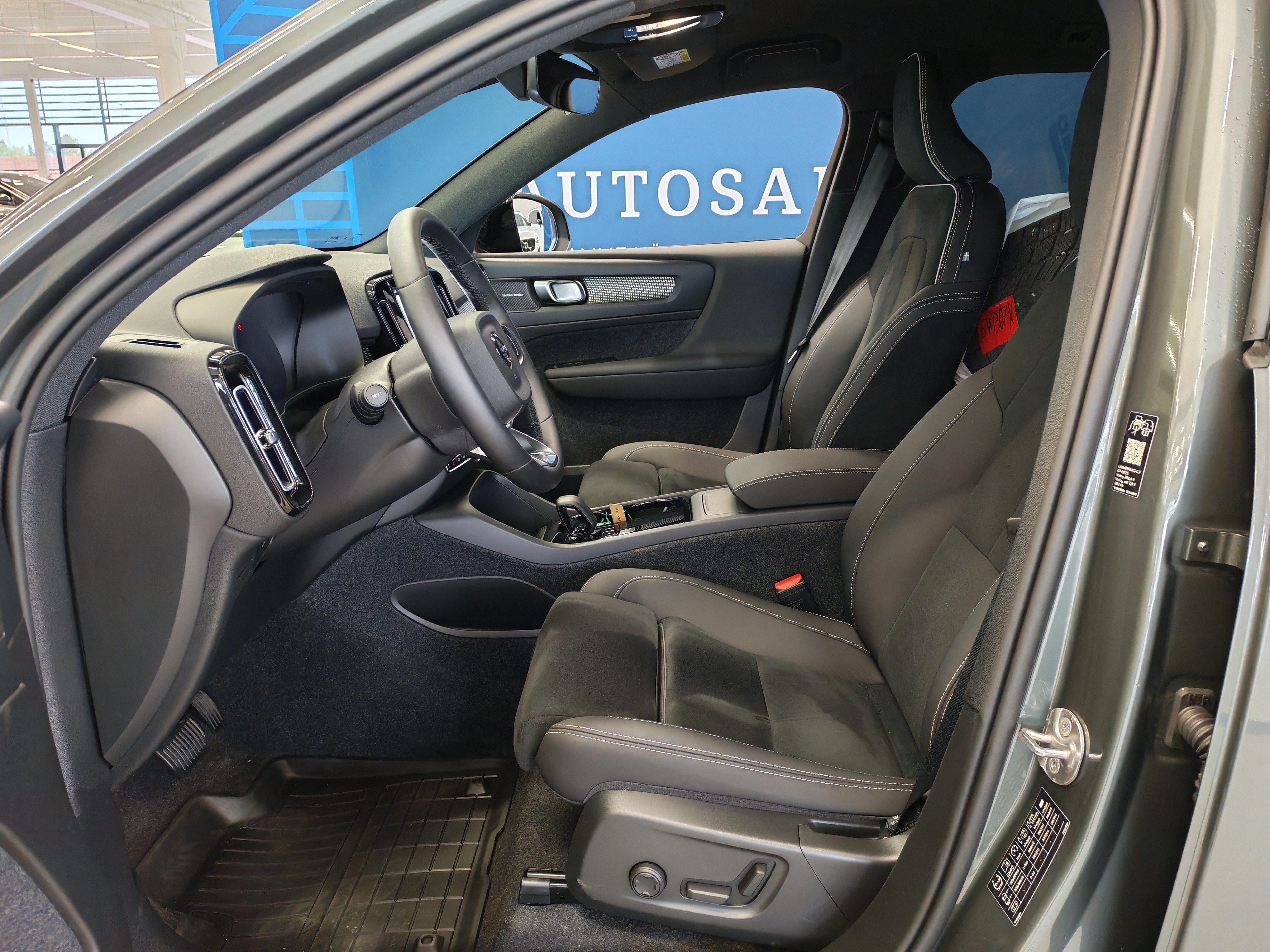 Volvo EX40 SINGLE EXTENDED RANGE PLUS BLACK EDITION