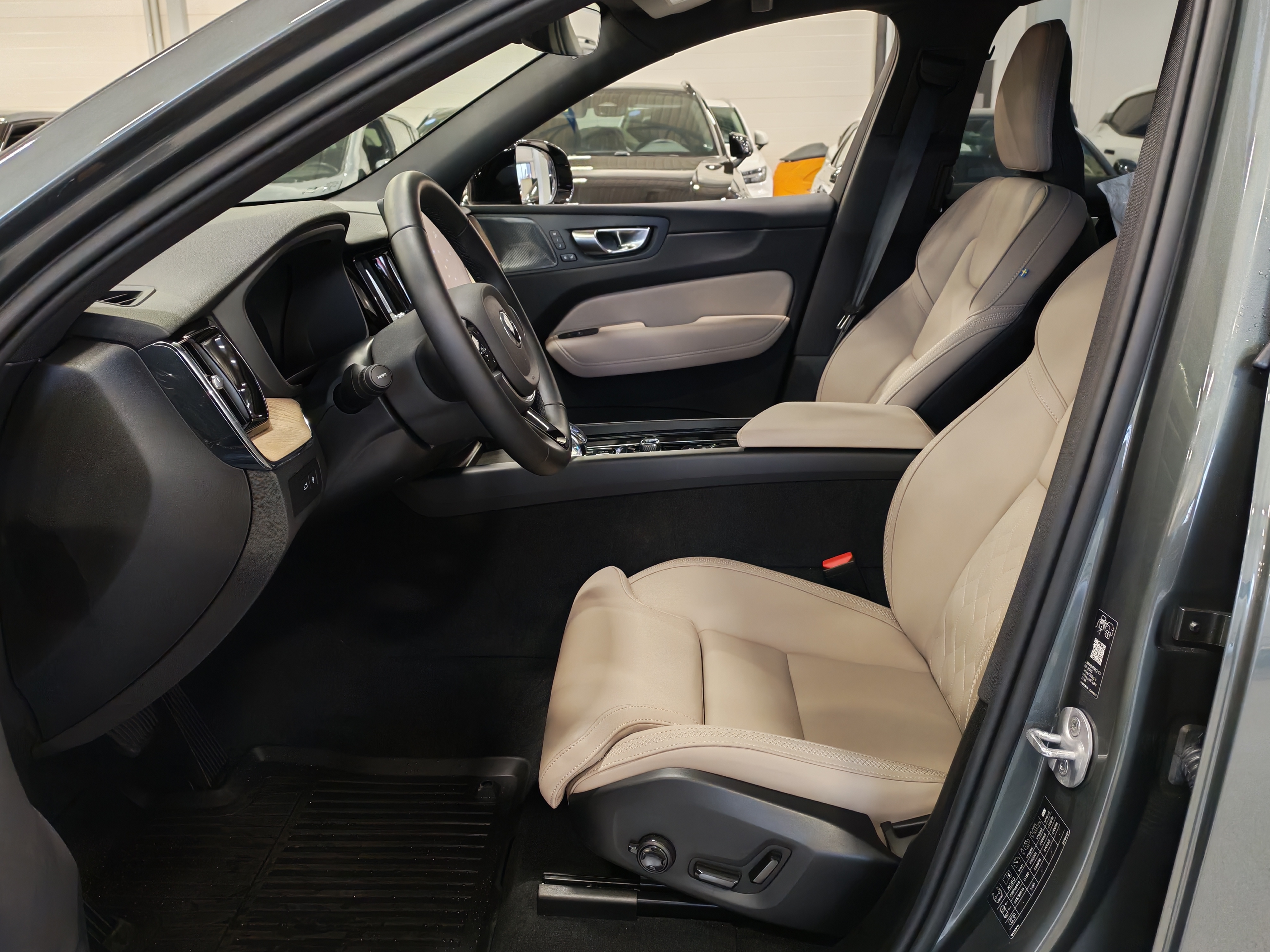 Volvo XC60 T6 AWD LONG RANGE PLUS DARK TAKUU 24KK/40TKM.