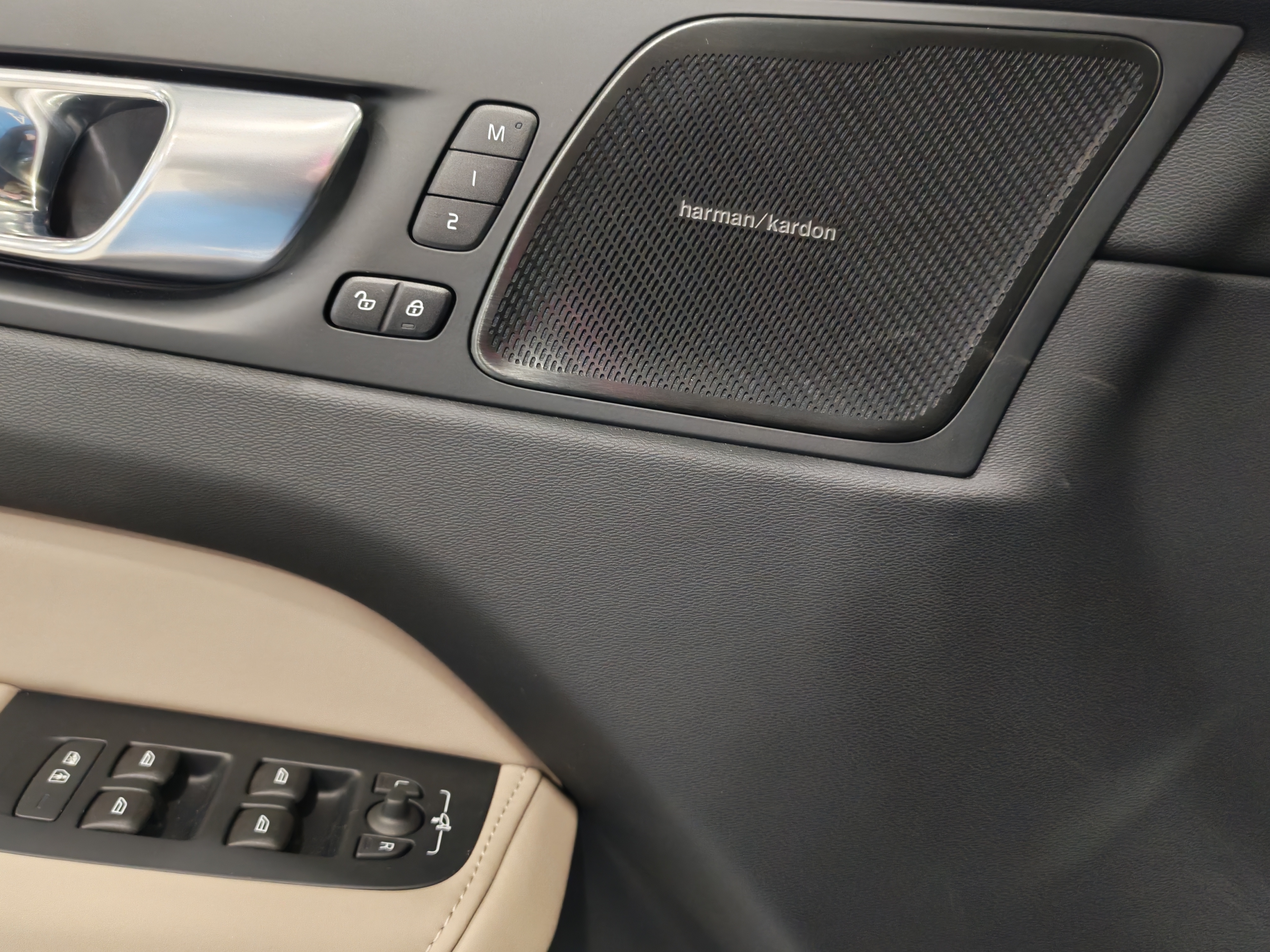 Volvo XC60 T6 AWD LONG RANGE PLUS DARK TAKUU 24KK/40TKM.