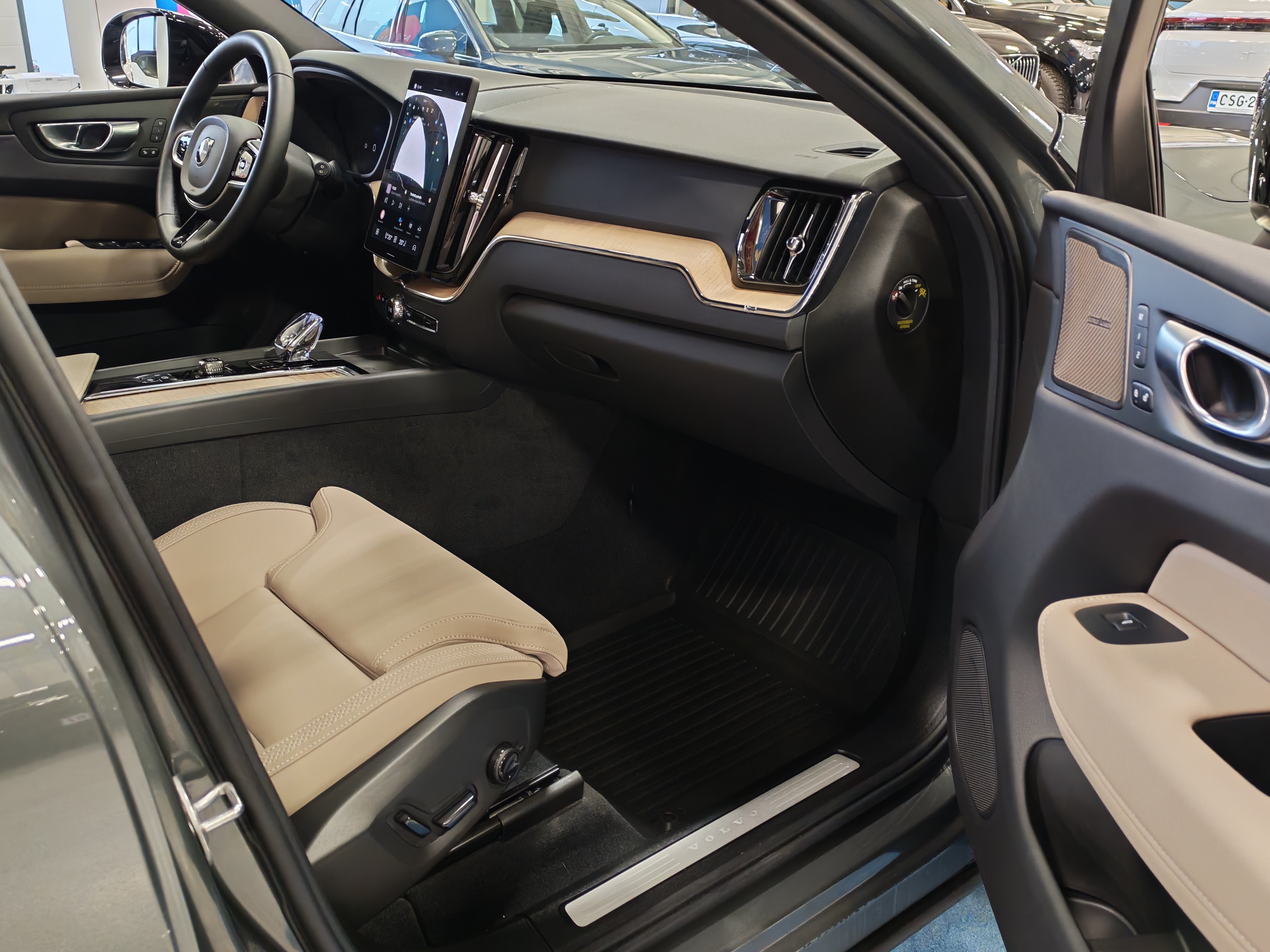 Volvo XC60 T6 AWD LONG RANGE PLUS DARK TAKUU 24KK/40TKM.