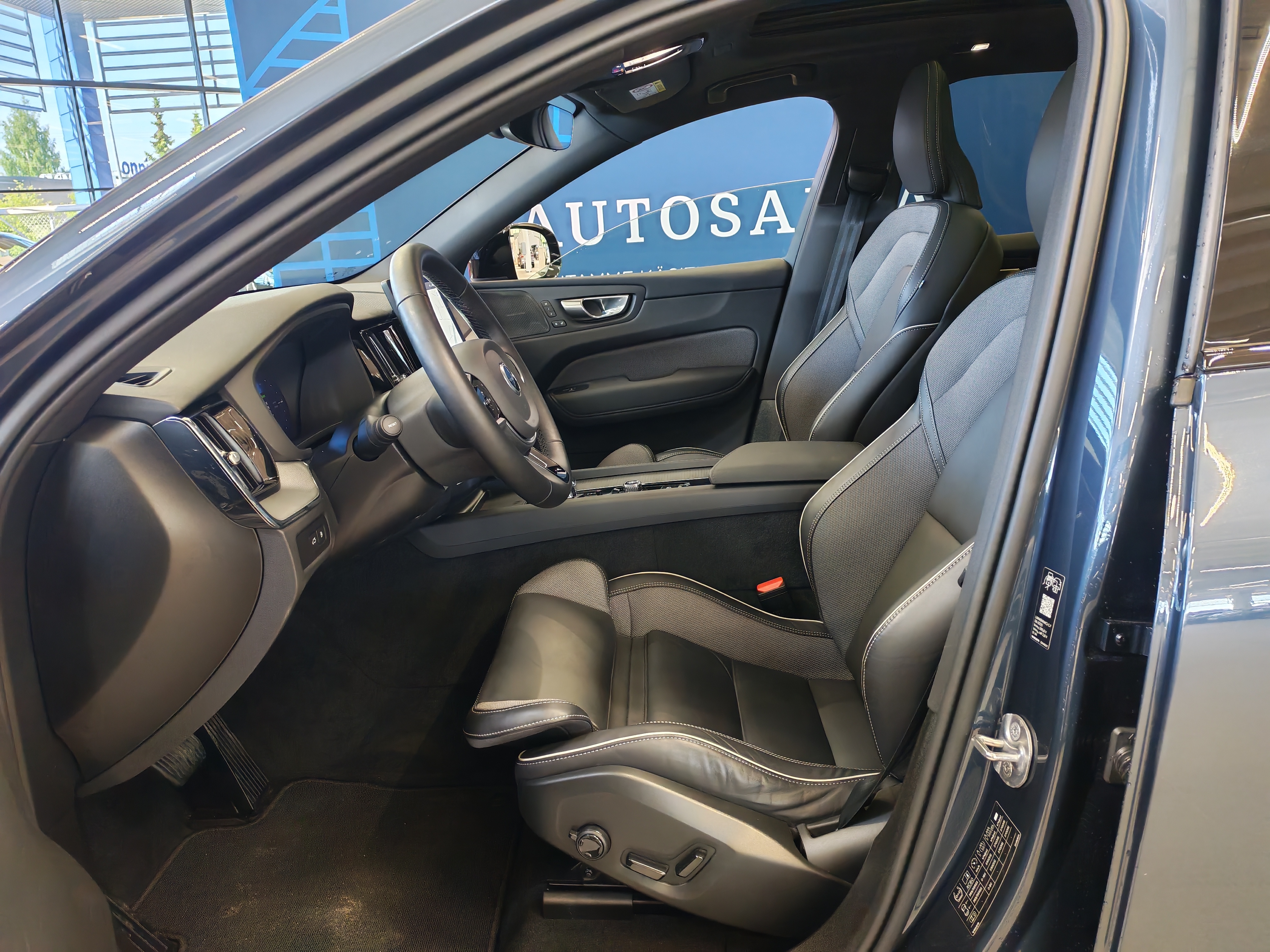 Volvo XC60 T6 AWD LONG RANGE PLUS BLACK EDITION.