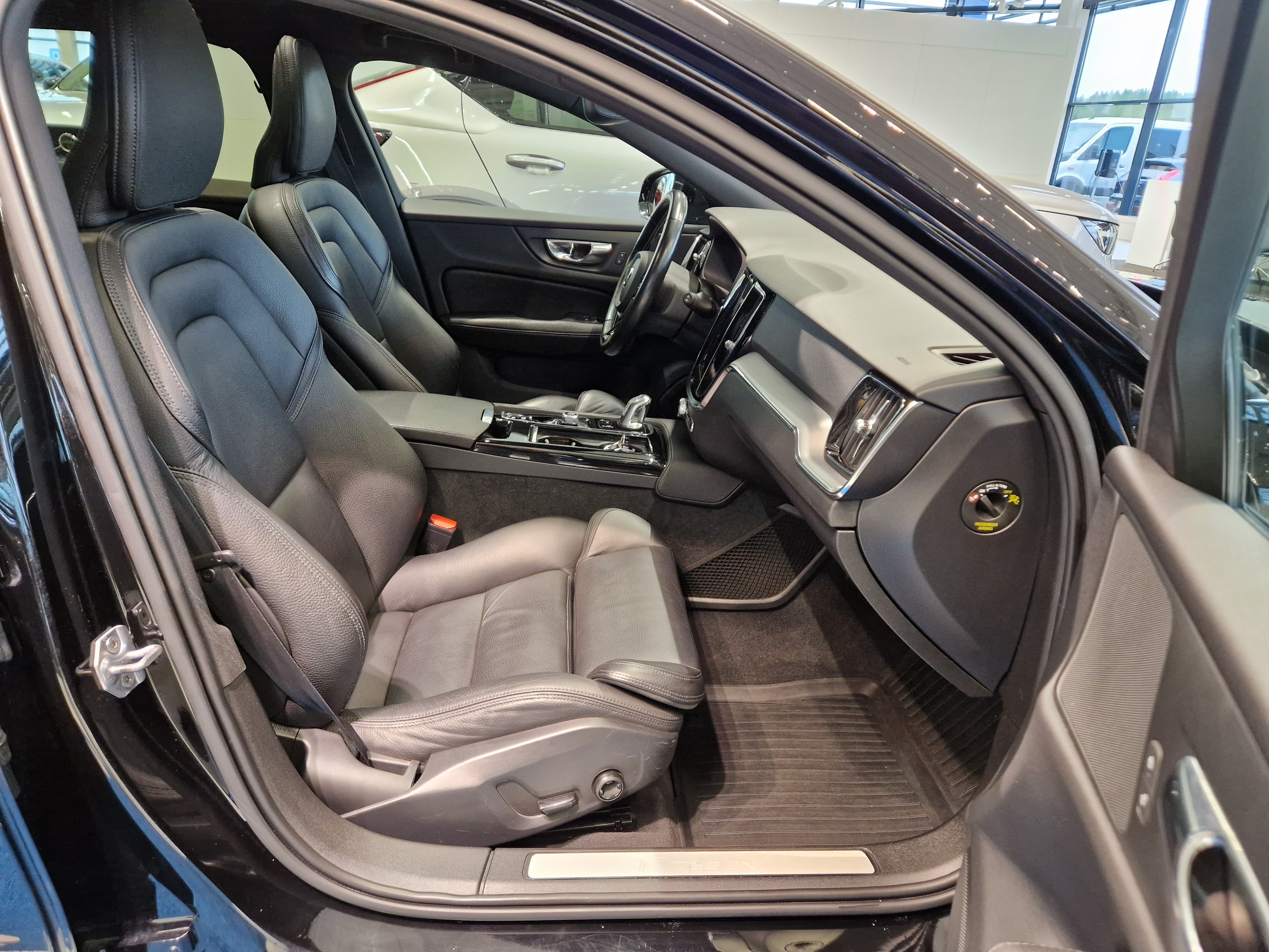 Volvo V60 T8 AWD R-DESIGN TAKUU 12KK/20TKM