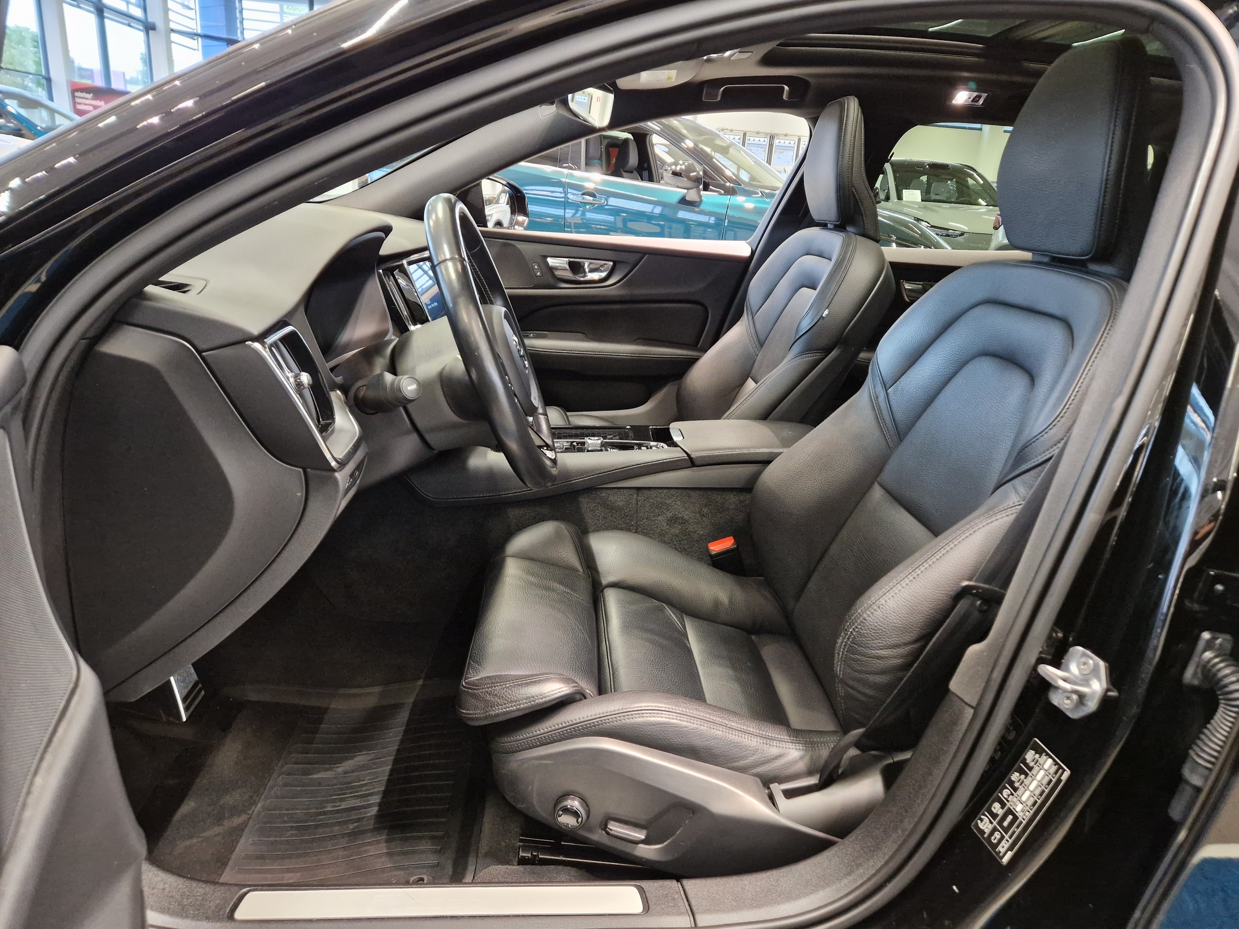 Volvo V60 T8 AWD R-DESIGN TAKUU 12KK/20TKM