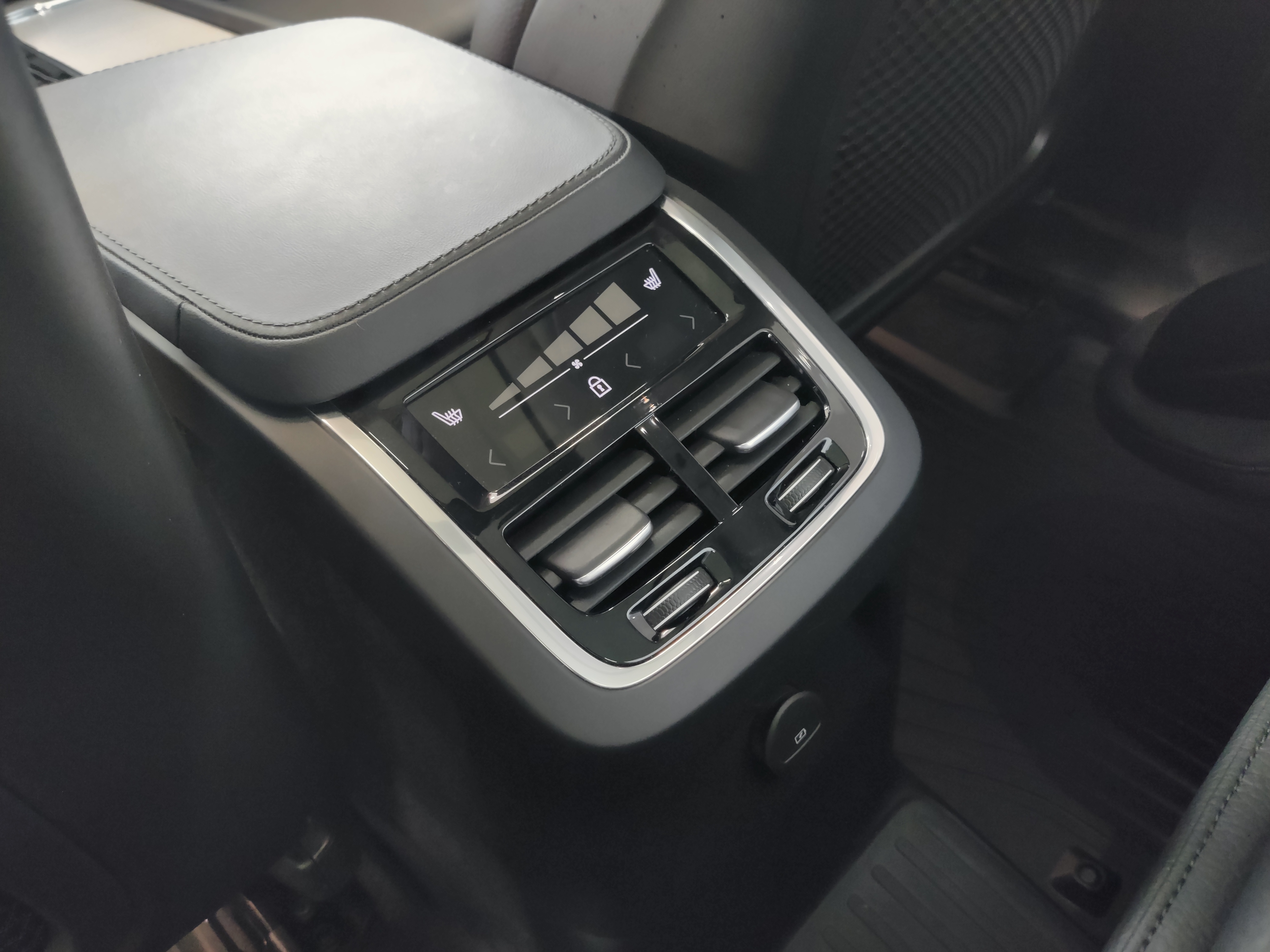 Volvo XC90 T8 AWD LONG RANGE ULTIMATE BRIGHT TAKUU 24KK/40TKM