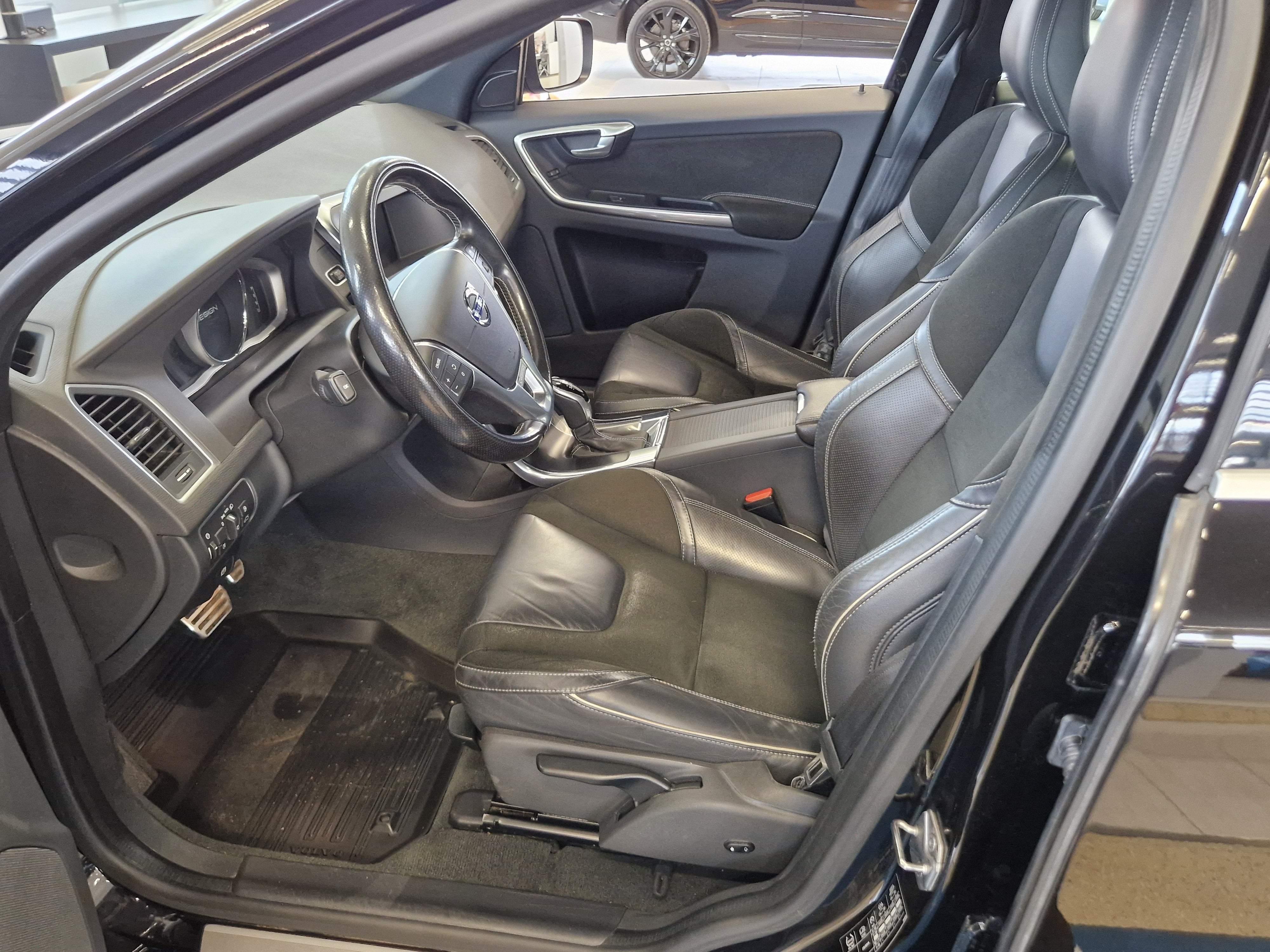Volvo XC60 D4 BUSINESS CLASSIC R-DESIGN AUT