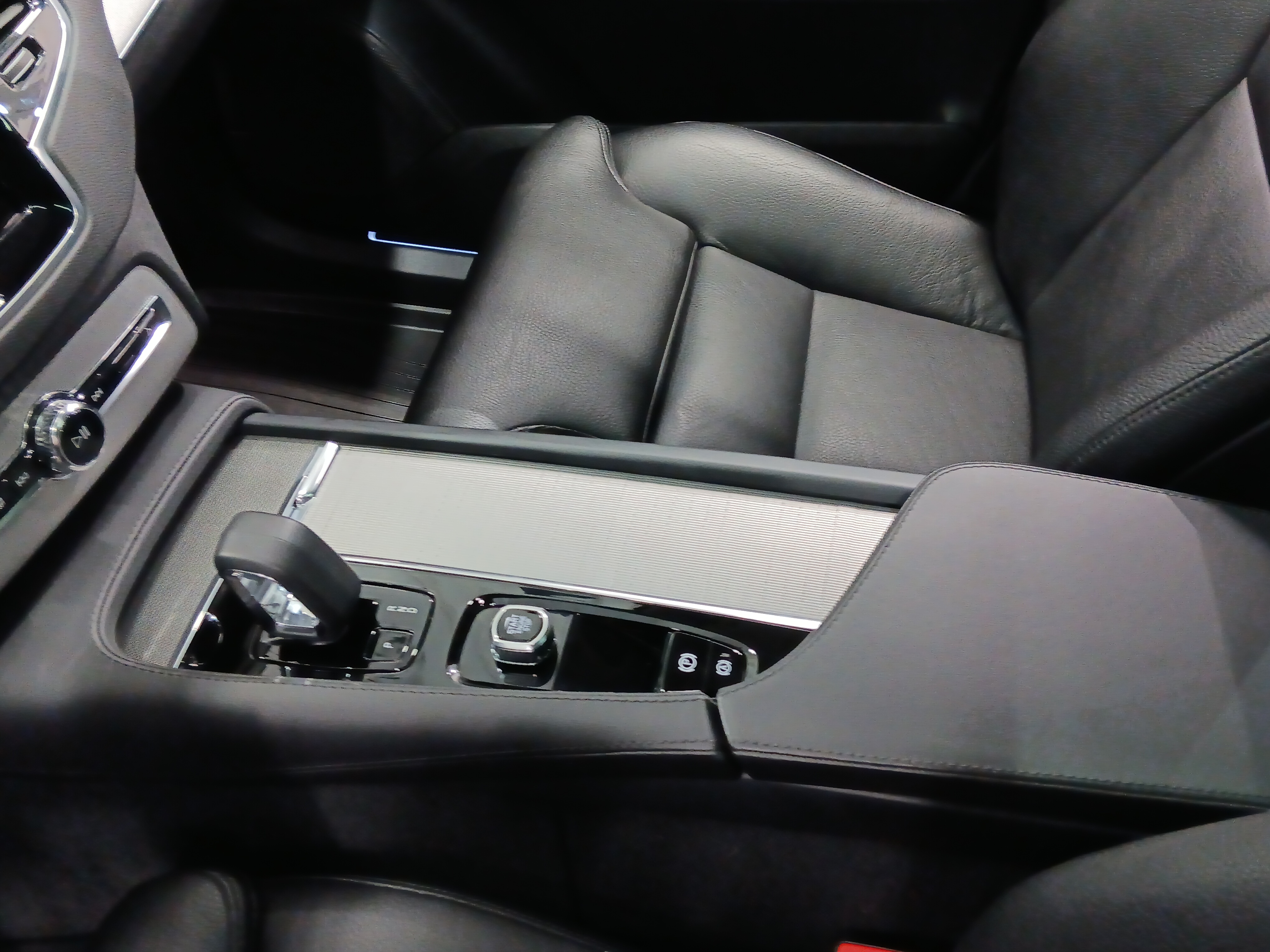 Volvo XC90 T8 AWD LONG RANGE PLUS DARK TAKUU 24KK/40TKM