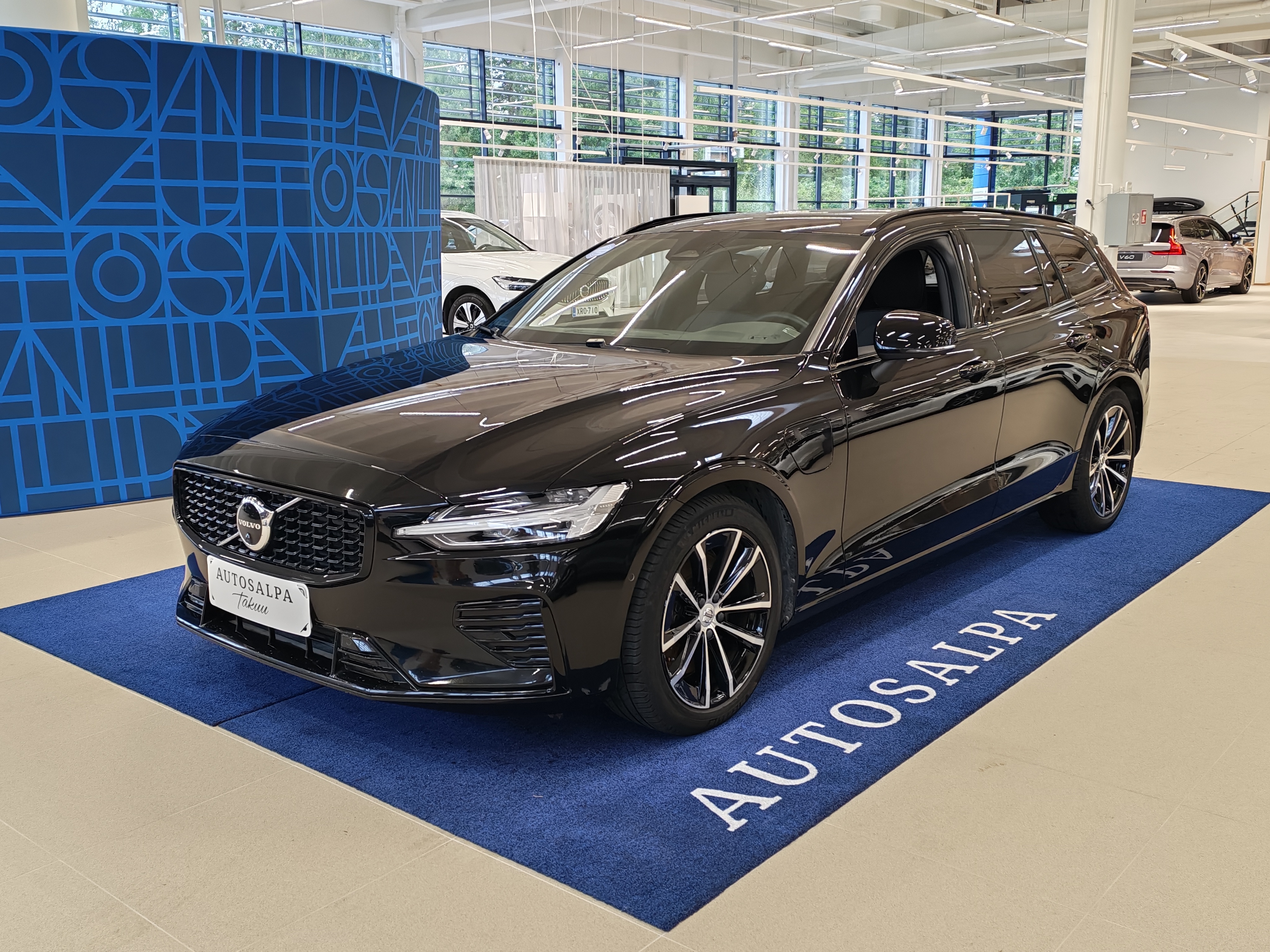Volvo V60 T8 AWD LONG RANGE PLUS DARK TAKUU 24KK/40TKM