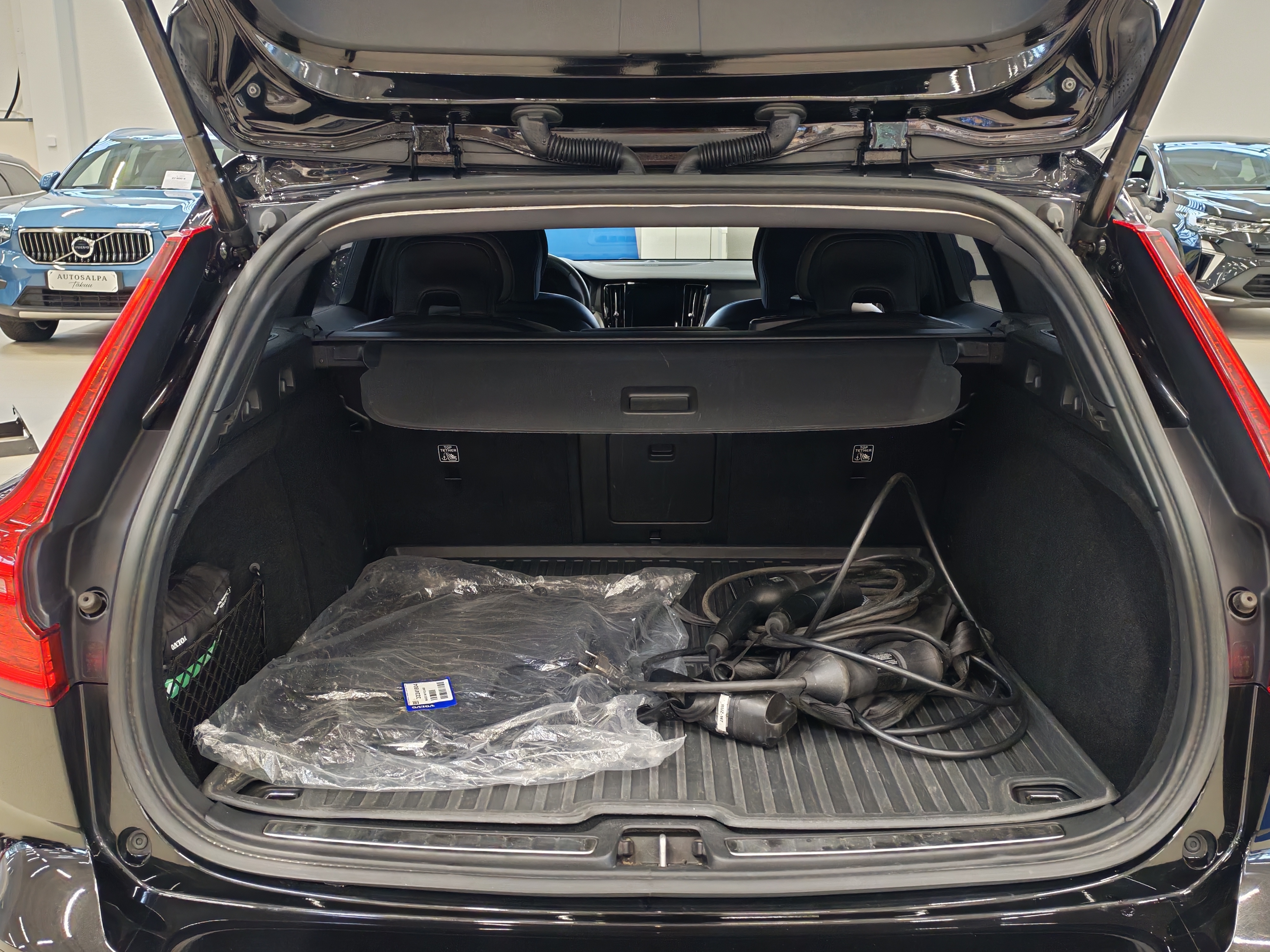 Volvo V60 T8 AWD LONG RANGE PLUS DARK TAKUU 24KK/40TKM