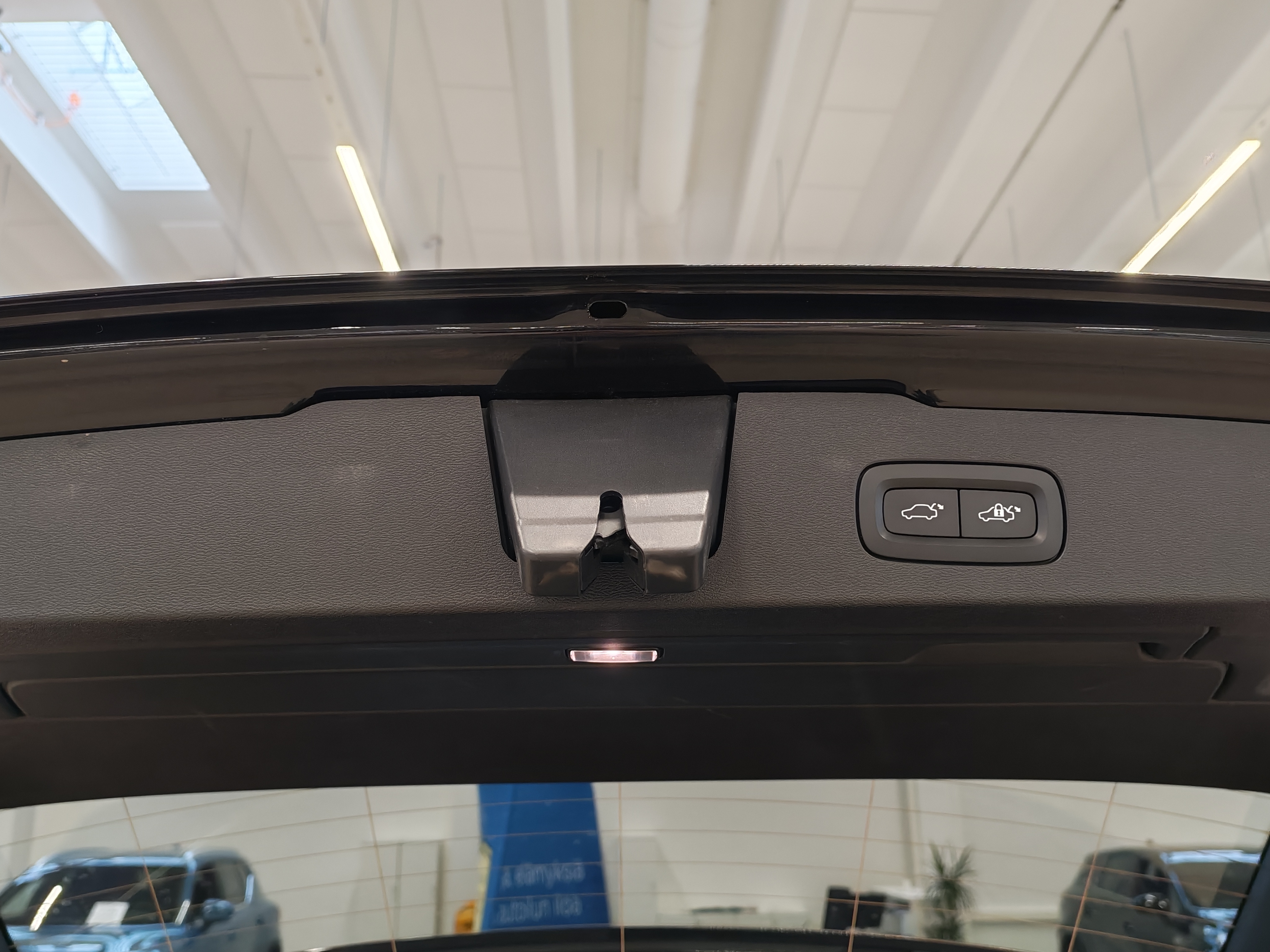 Volvo V60 T8 AWD LONG RANGE PLUS DARK TAKUU 24KK/40TKM
