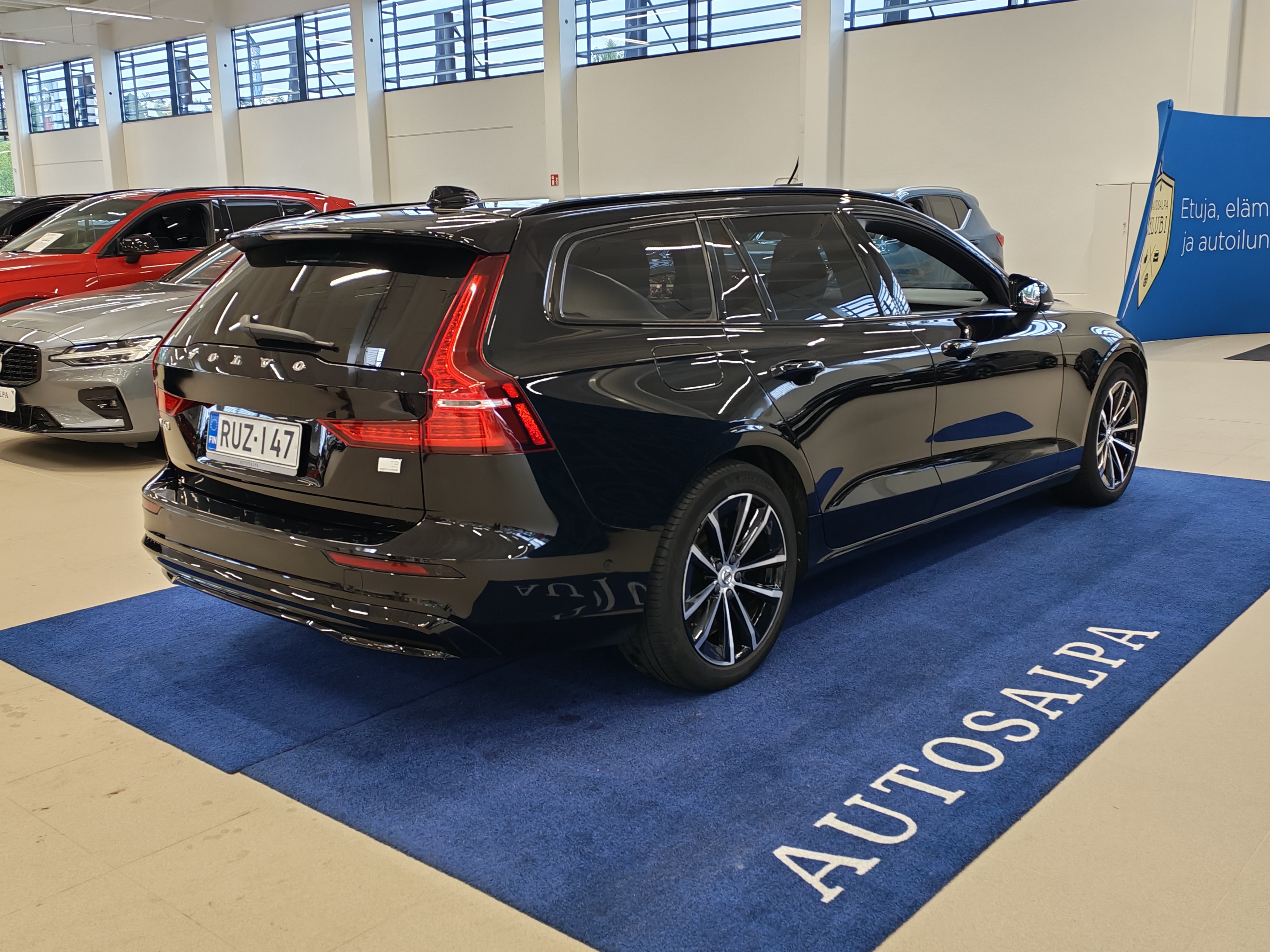 Volvo V60 T8 AWD LONG RANGE PLUS DARK TAKUU 24KK/40TKM