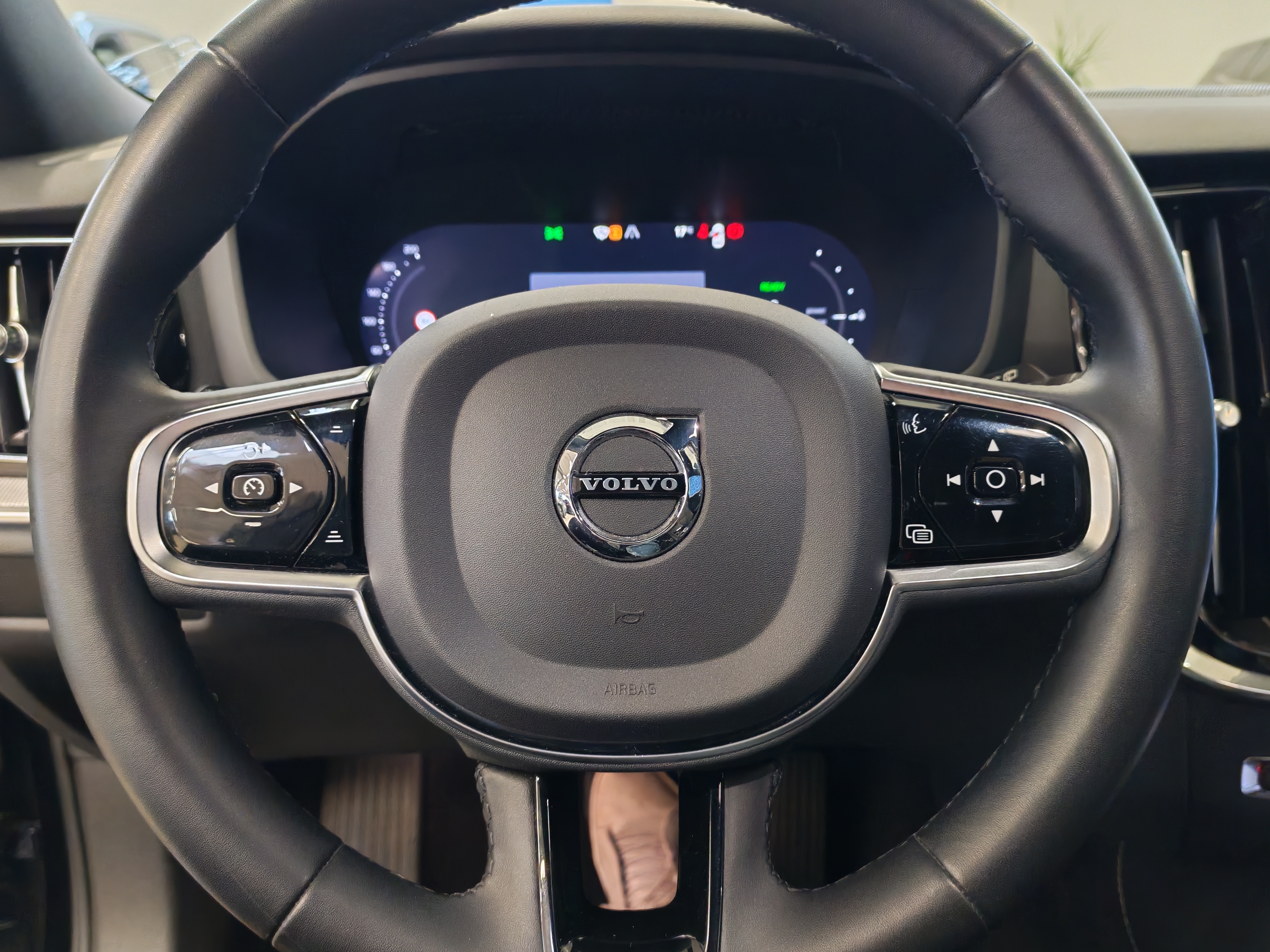 Volvo V60 T8 AWD LONG RANGE PLUS DARK TAKUU 24KK/40TKM