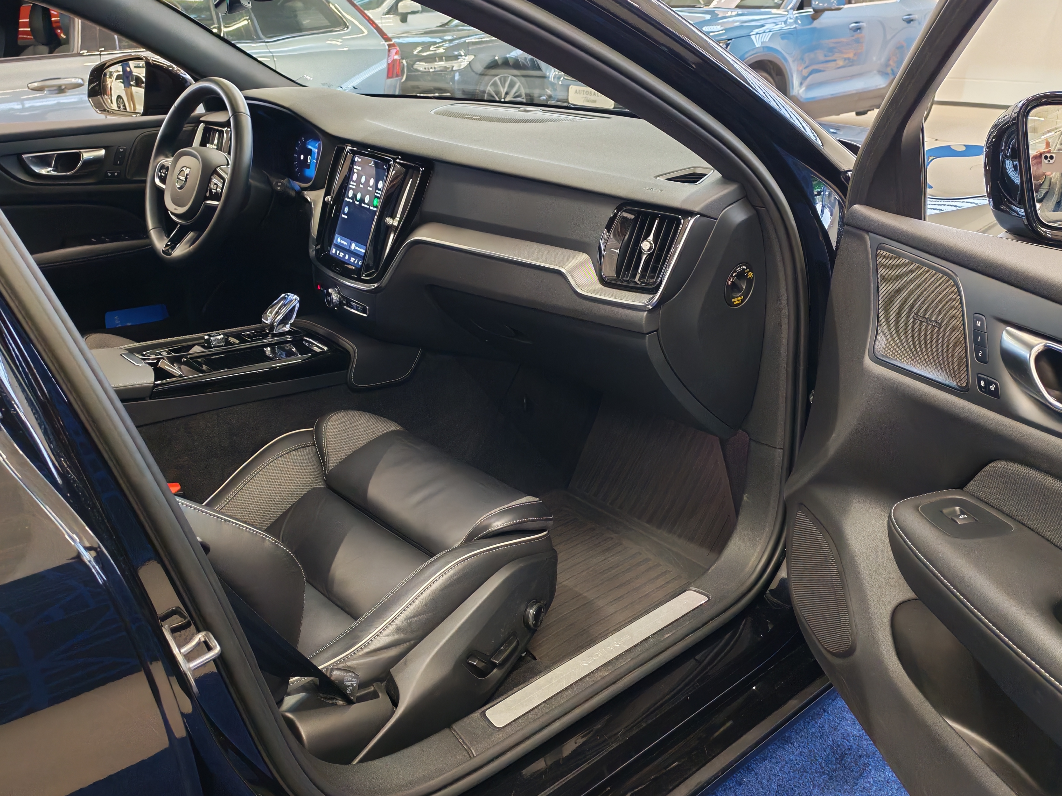 Volvo V60 T8 AWD LONG RANGE PLUS DARK TAKUU 24KK/40TKM