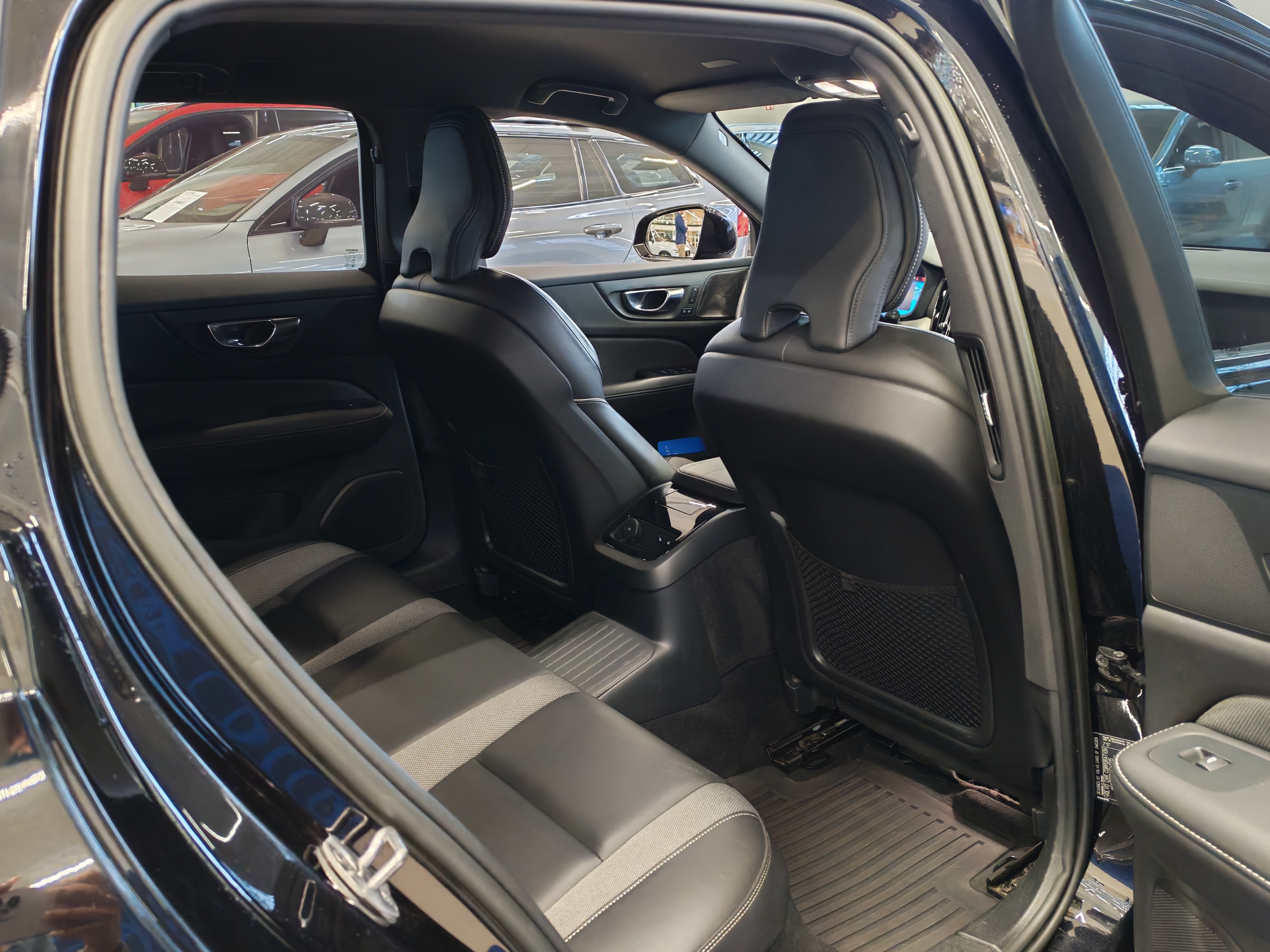 Volvo V60 T8 AWD LONG RANGE PLUS DARK TAKUU 24KK/40TKM