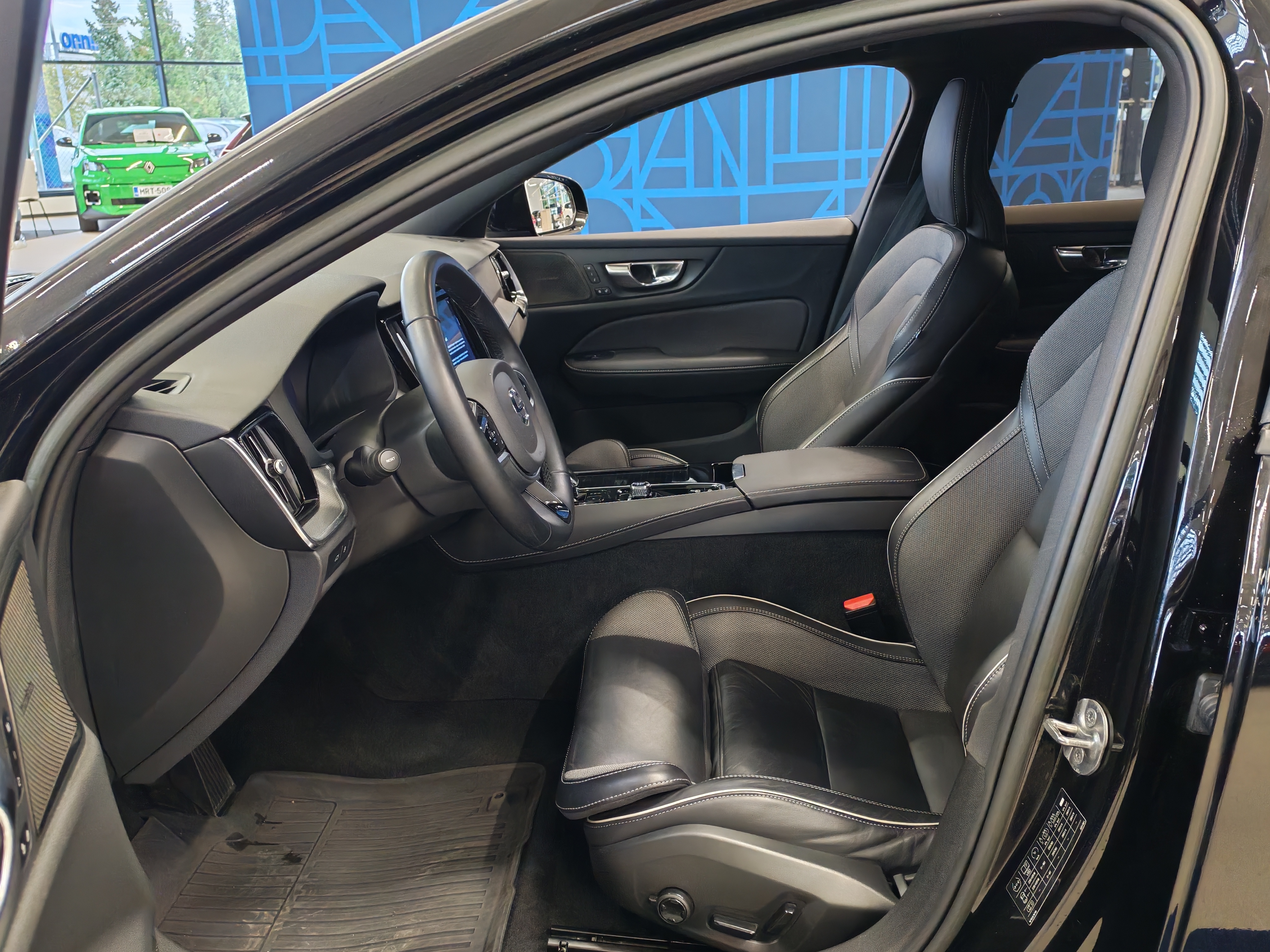 Volvo V60 T8 AWD LONG RANGE PLUS DARK TAKUU 24KK/40TKM