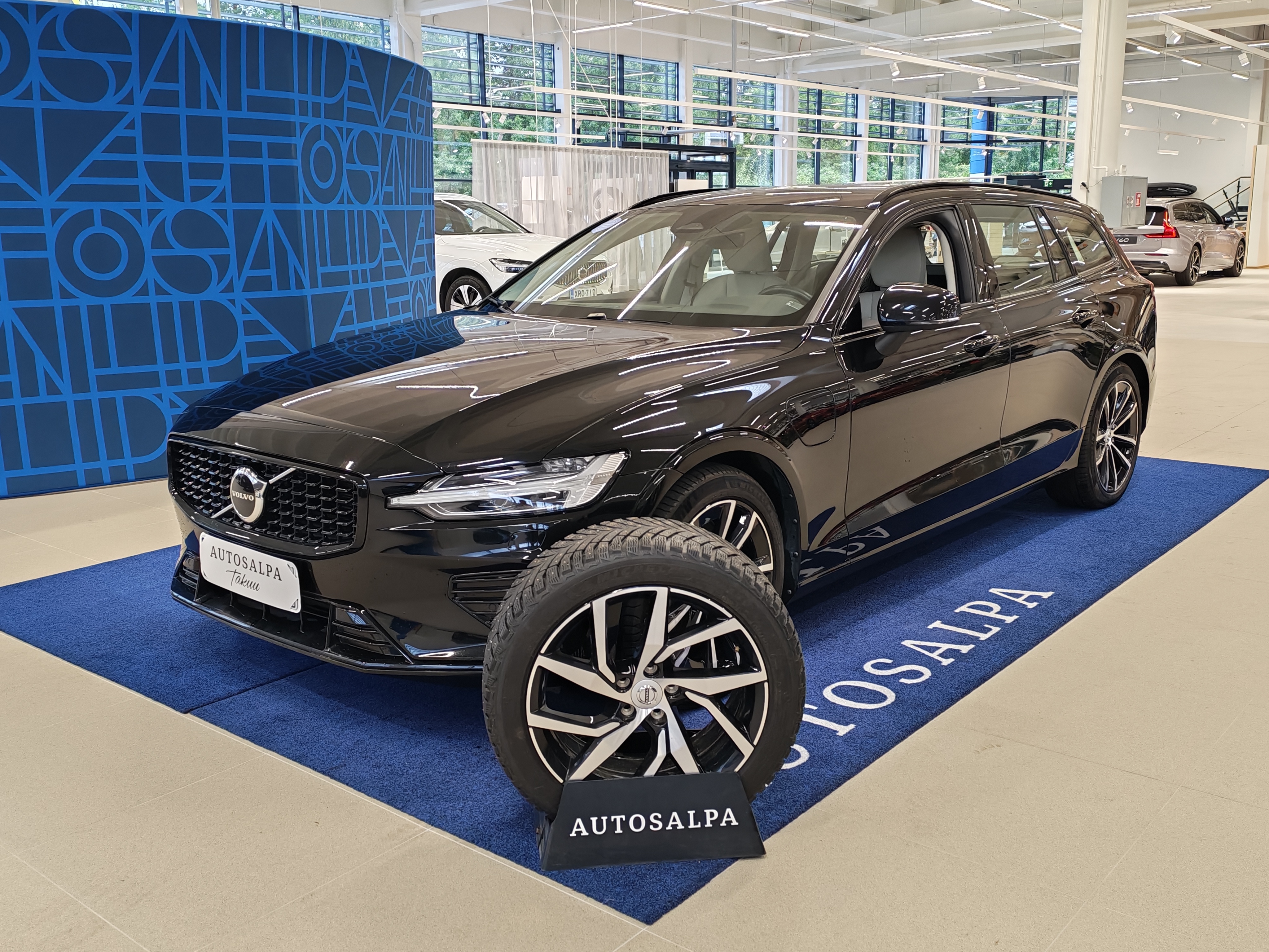 Volvo V60 T8 AWD Long Range Plus Dark 2023, kuva 2/21