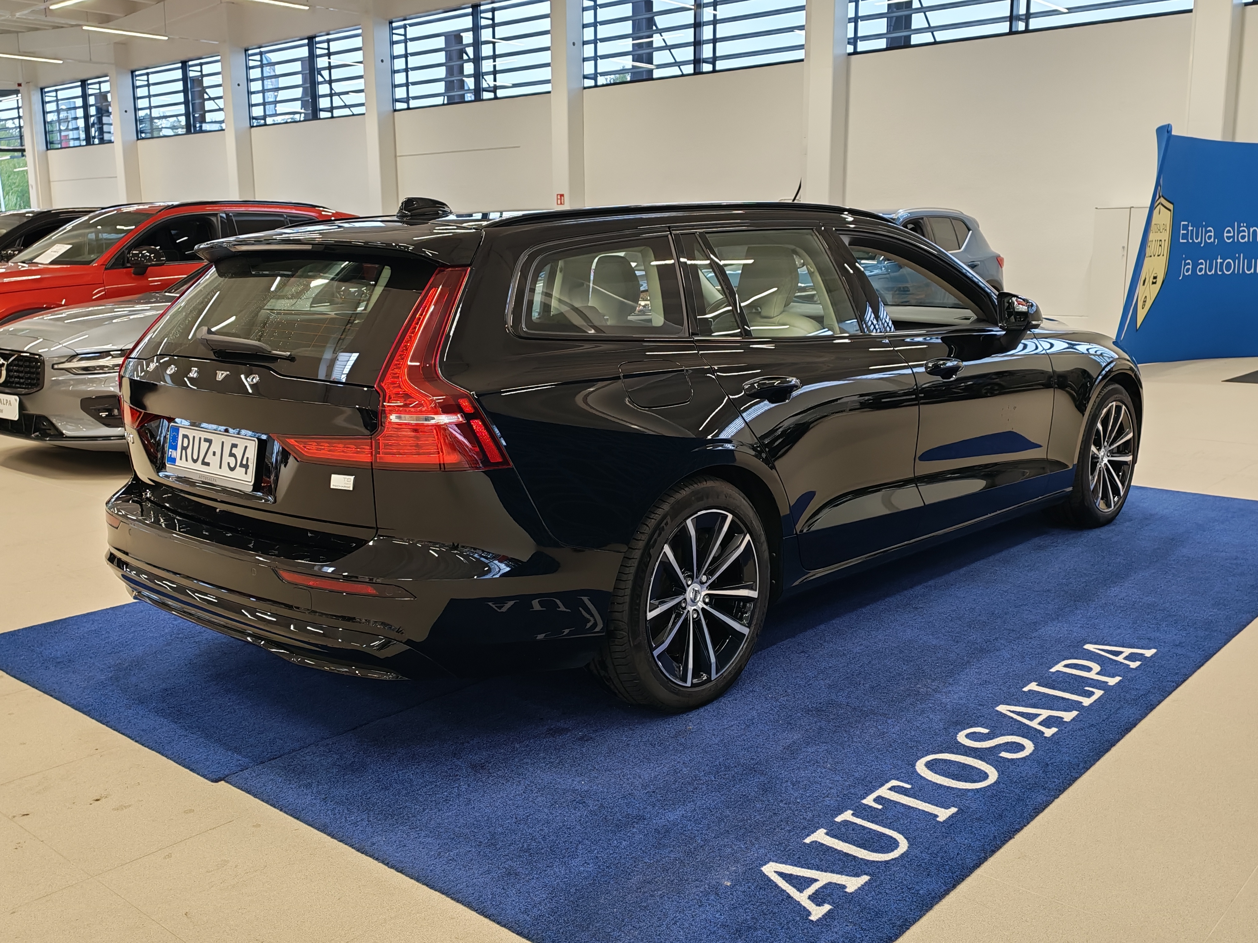 Volvo V60 T8 AWD Long Range Plus Dark 2023, kuva 3/21