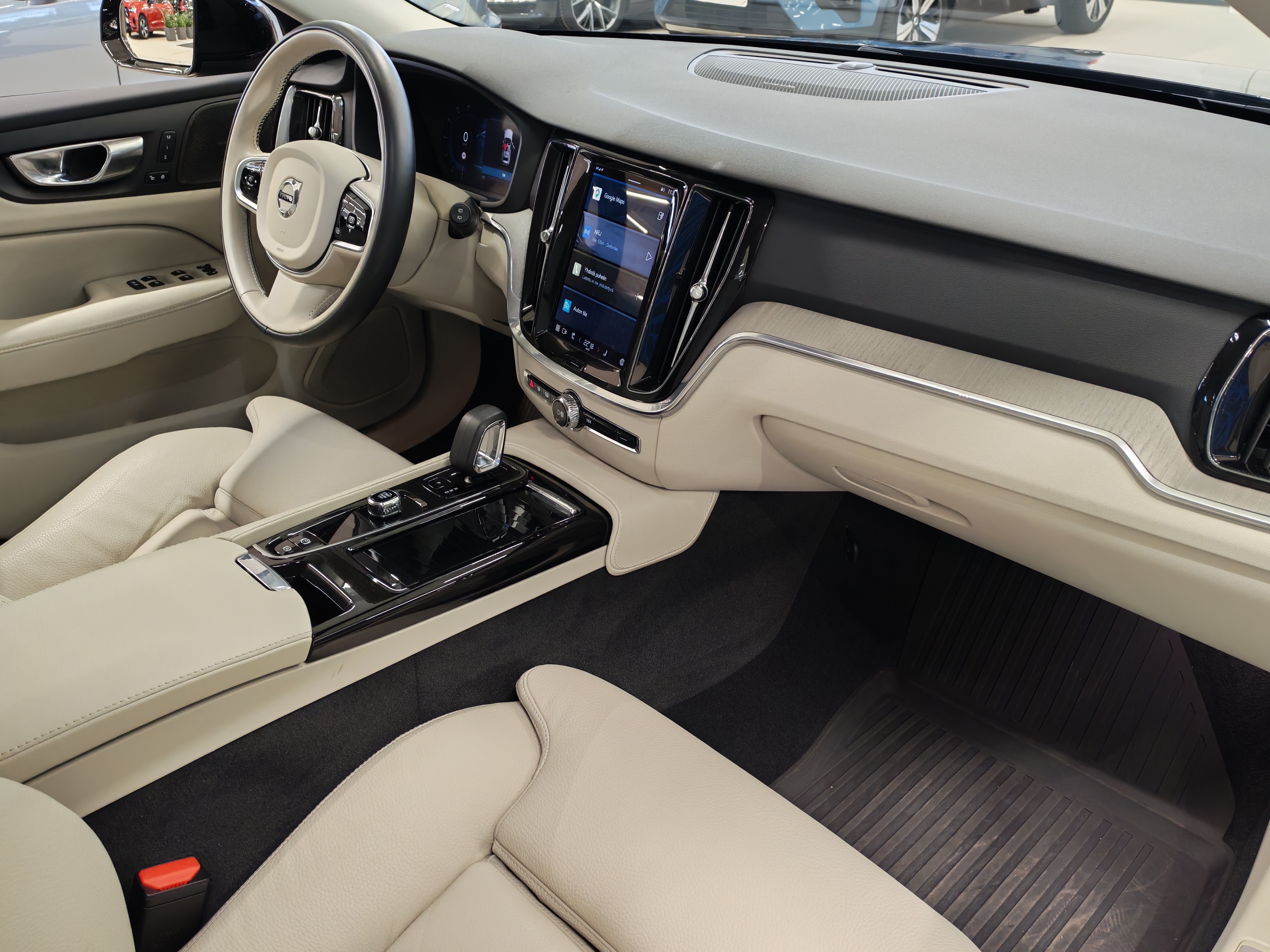 Volvo V60 T8 AWD LONG RANGE PLUS DARK TAKUU 24KK/40TKM