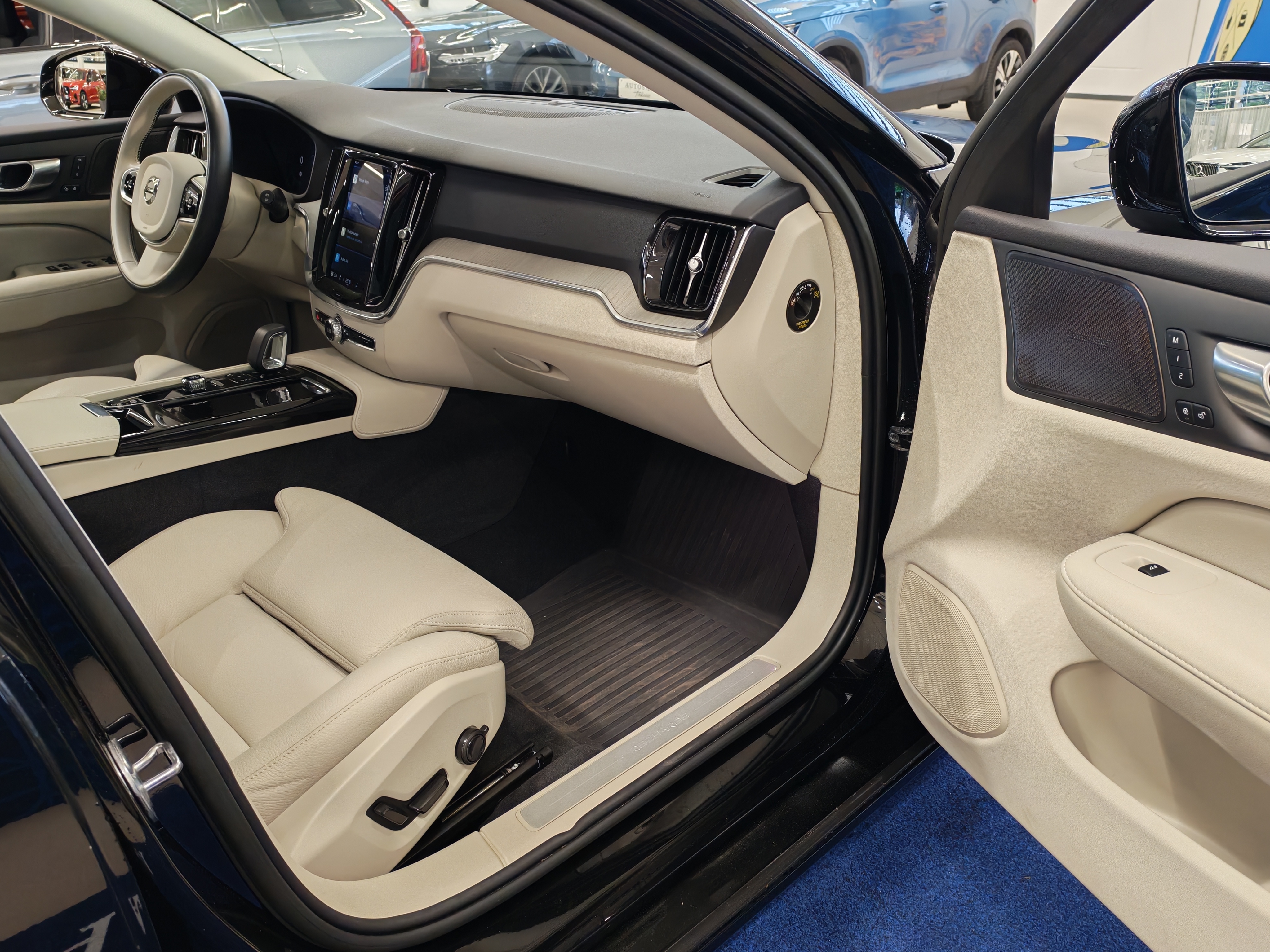 Volvo V60 T8 AWD LONG RANGE PLUS DARK TAKUU 24KK/40TKM