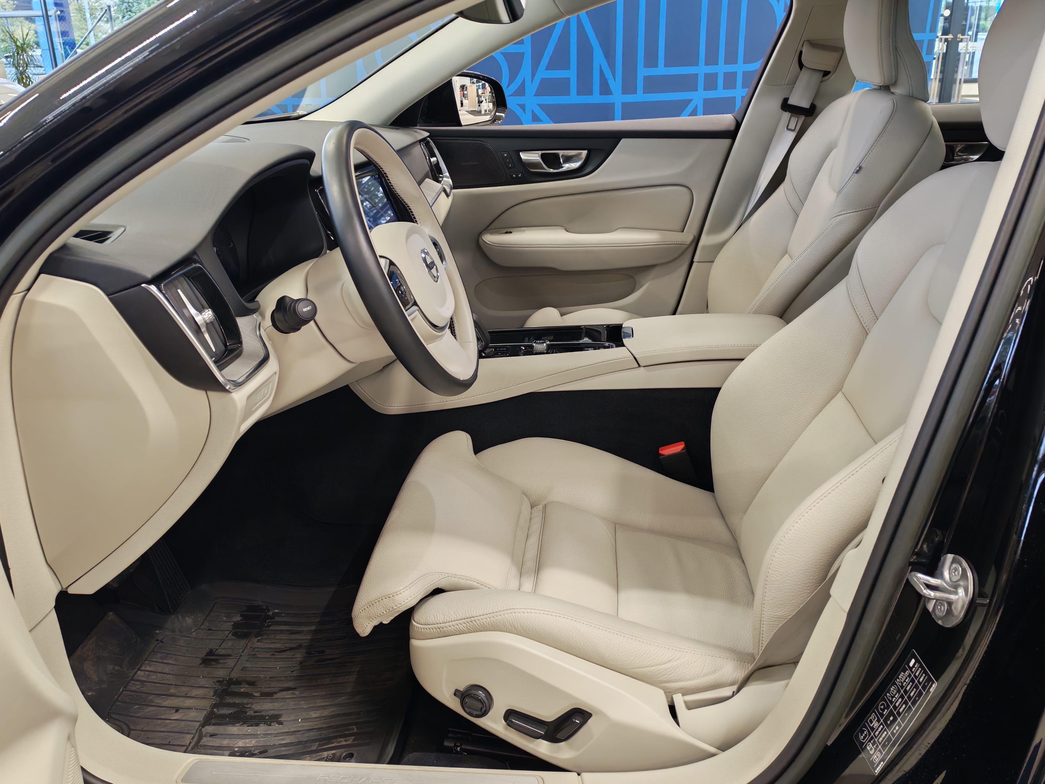 Volvo V60 T8 AWD LONG RANGE PLUS DARK TAKUU 24KK/40TKM