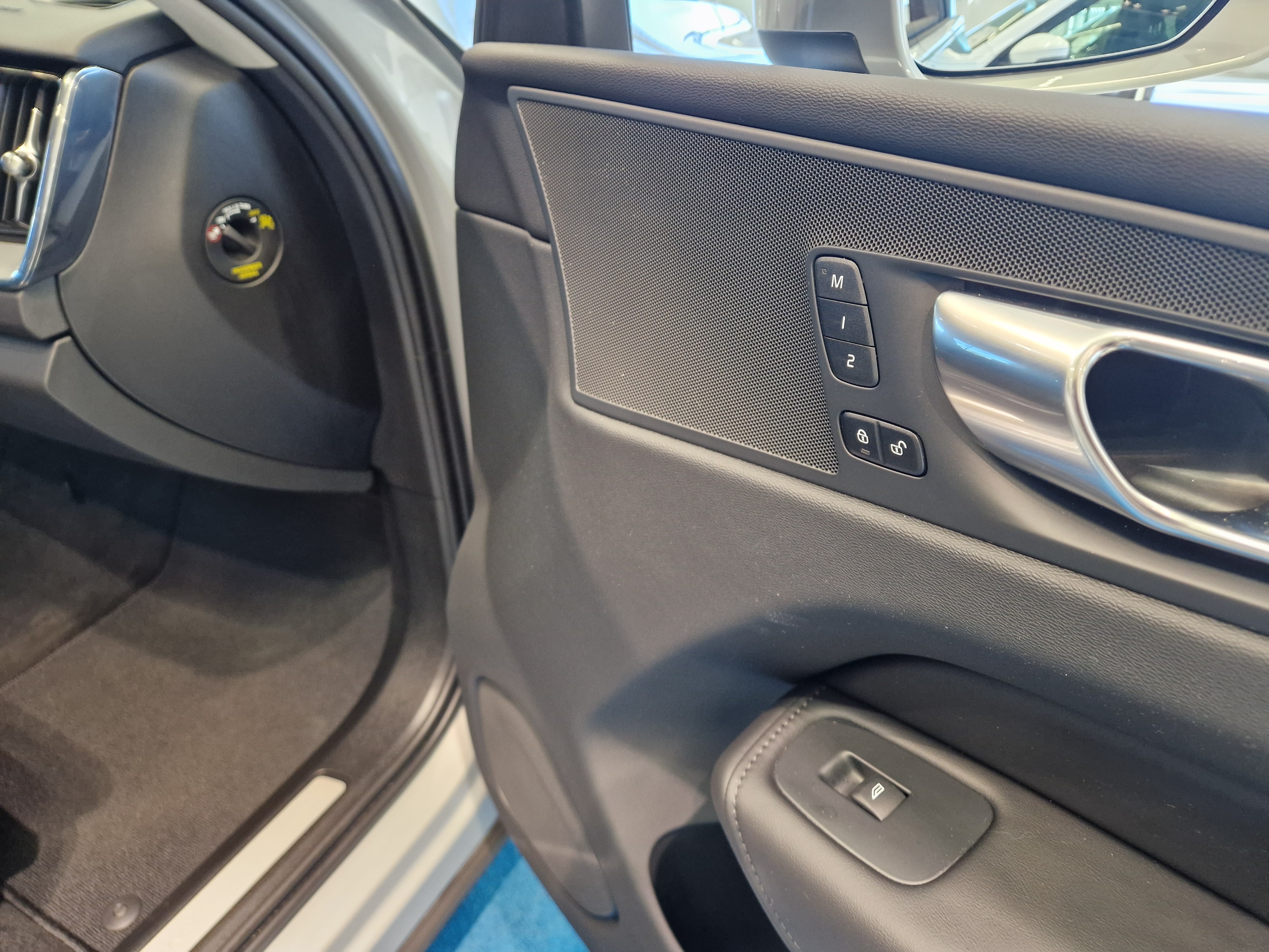 Volvo XC60 T8 AWD LONG RANGE PLUS BRIGHT TAKUU 24KK/40TKM