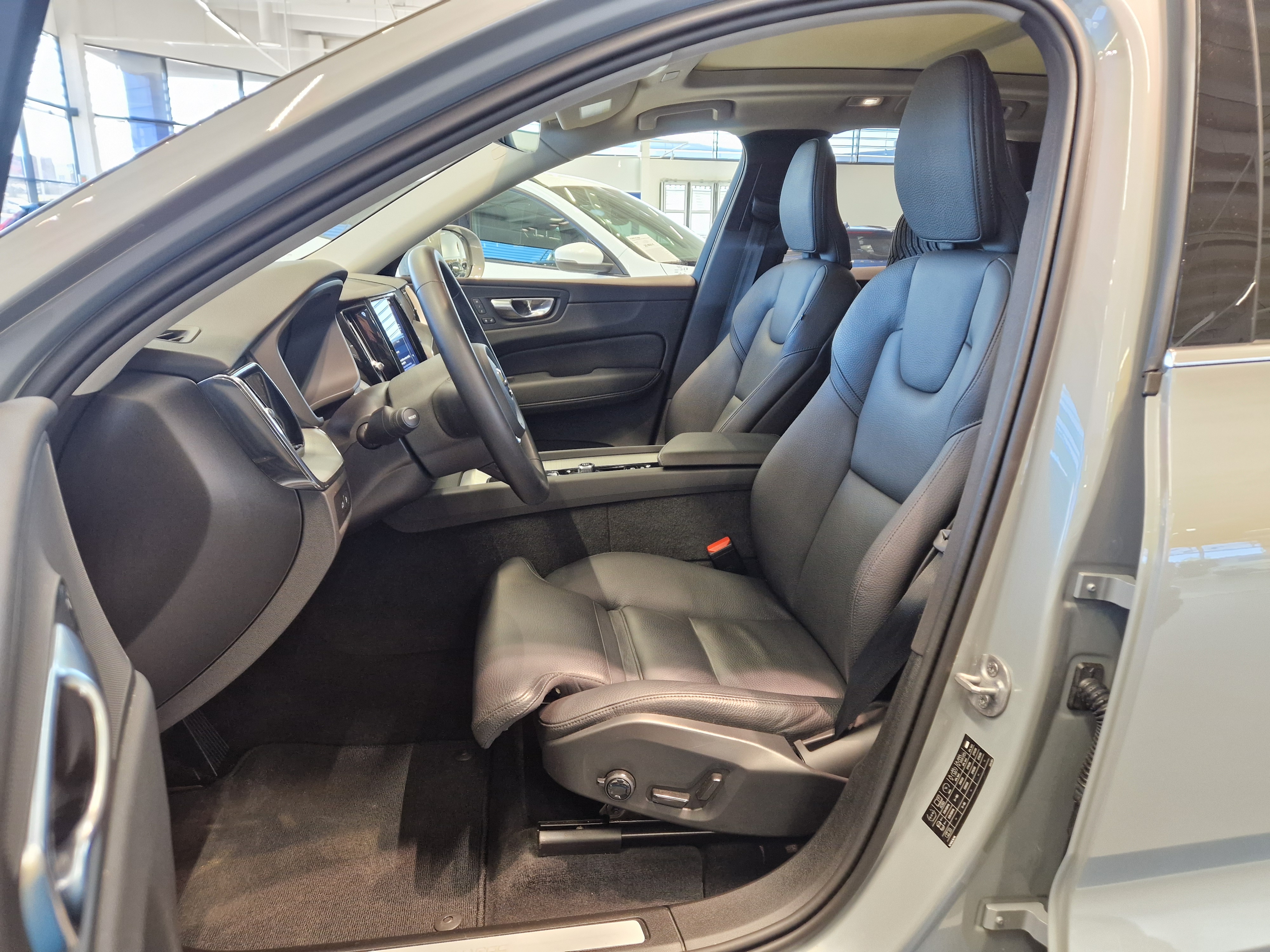 Volvo XC60 T8 AWD LONG RANGE PLUS BRIGHT TAKUU 24KK/40TKM