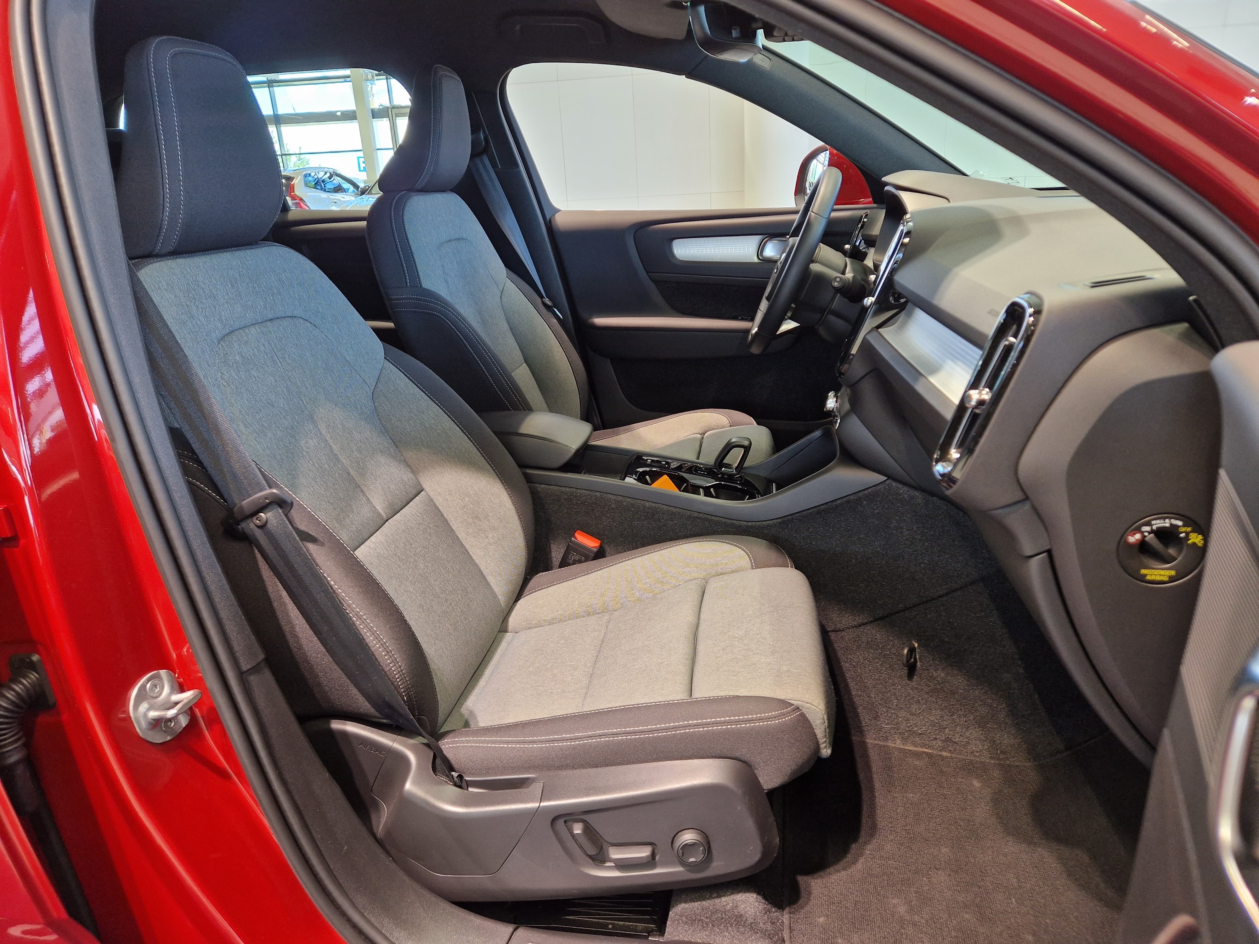 Volvo XC40 T4 TWE PLUS BRIGHT TAKUU 24KK/40TKM
