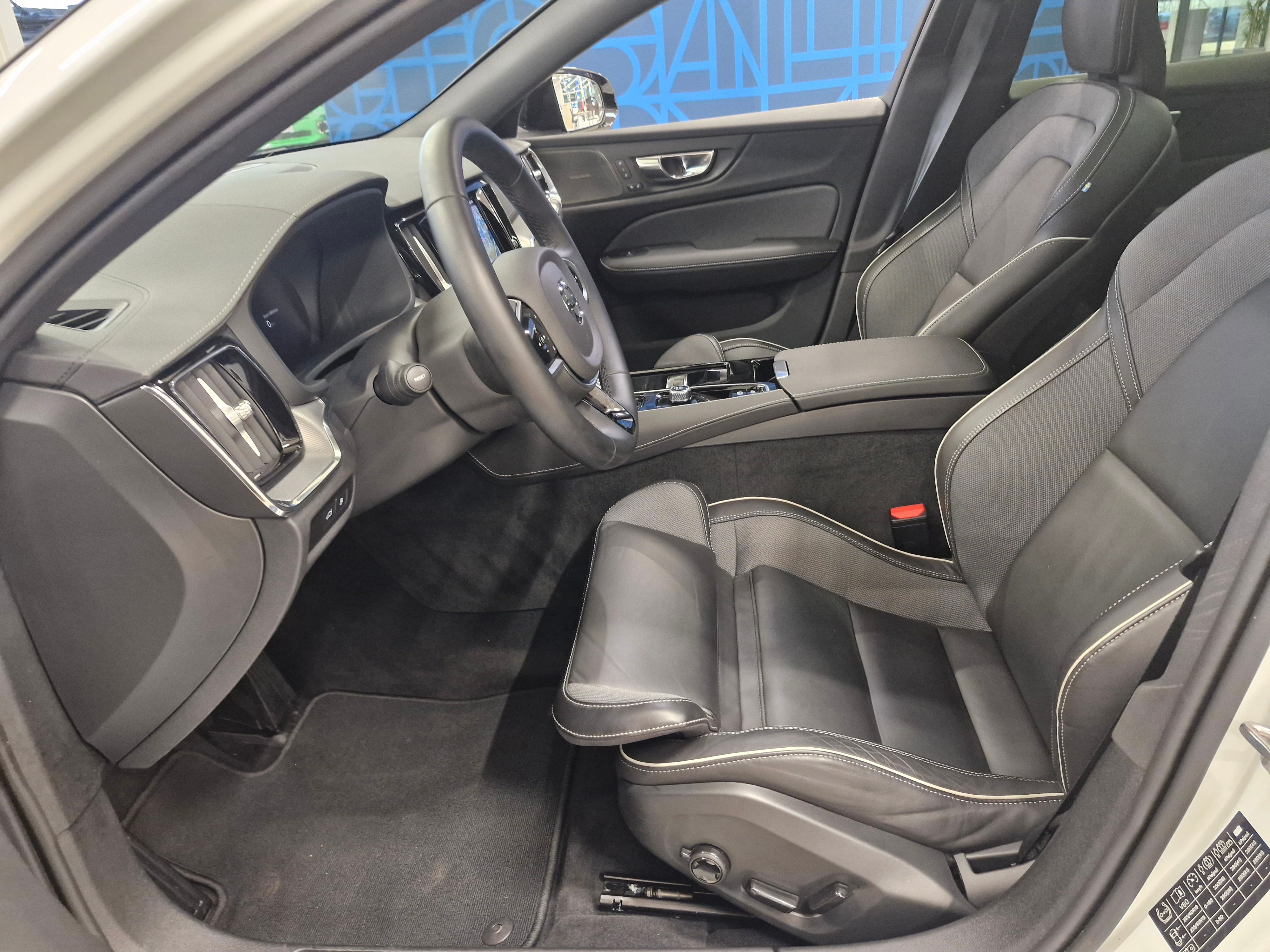 Volvo V60 T8 AWD LONG RANGE ULTRA DARK TAKUU 24KK/40TKM