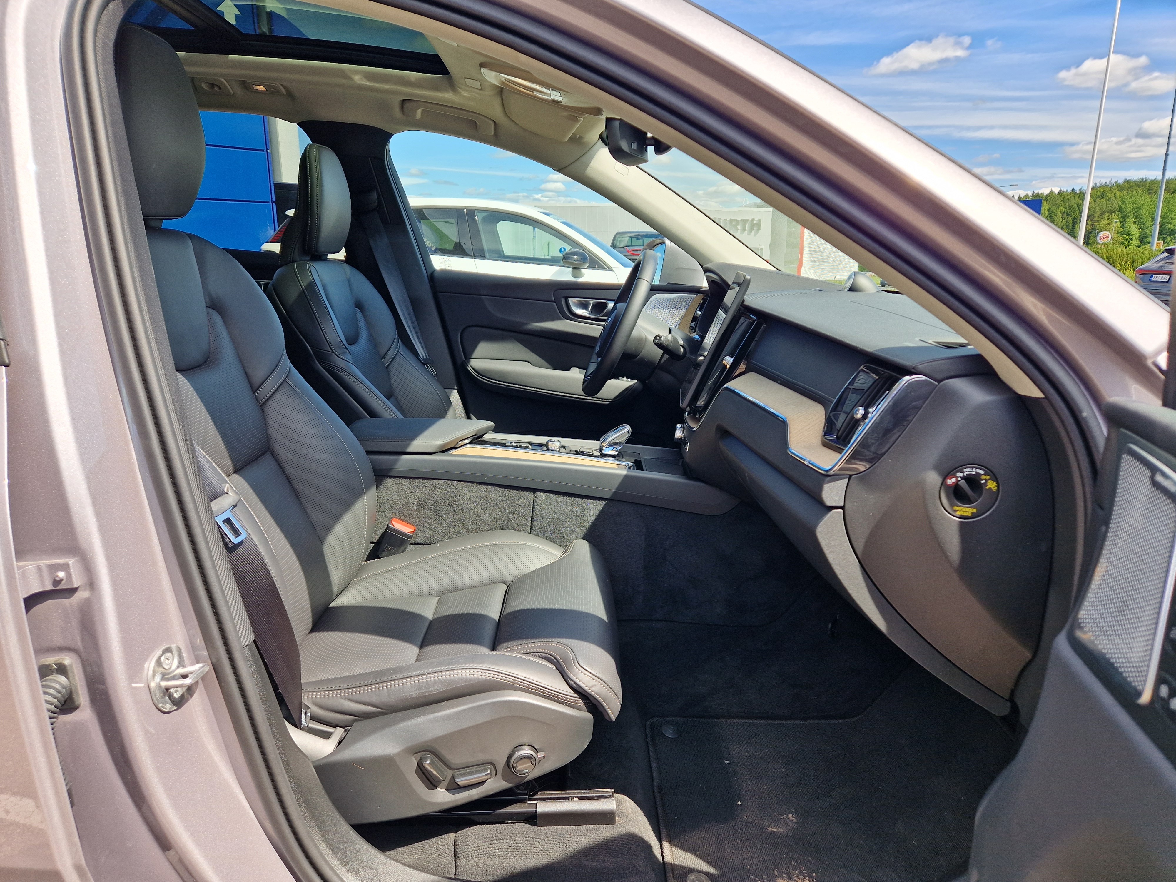 Volvo XC60 T8 AWD LONG RANGE HIGH PERFORMANCE ULTRA BRIGHT