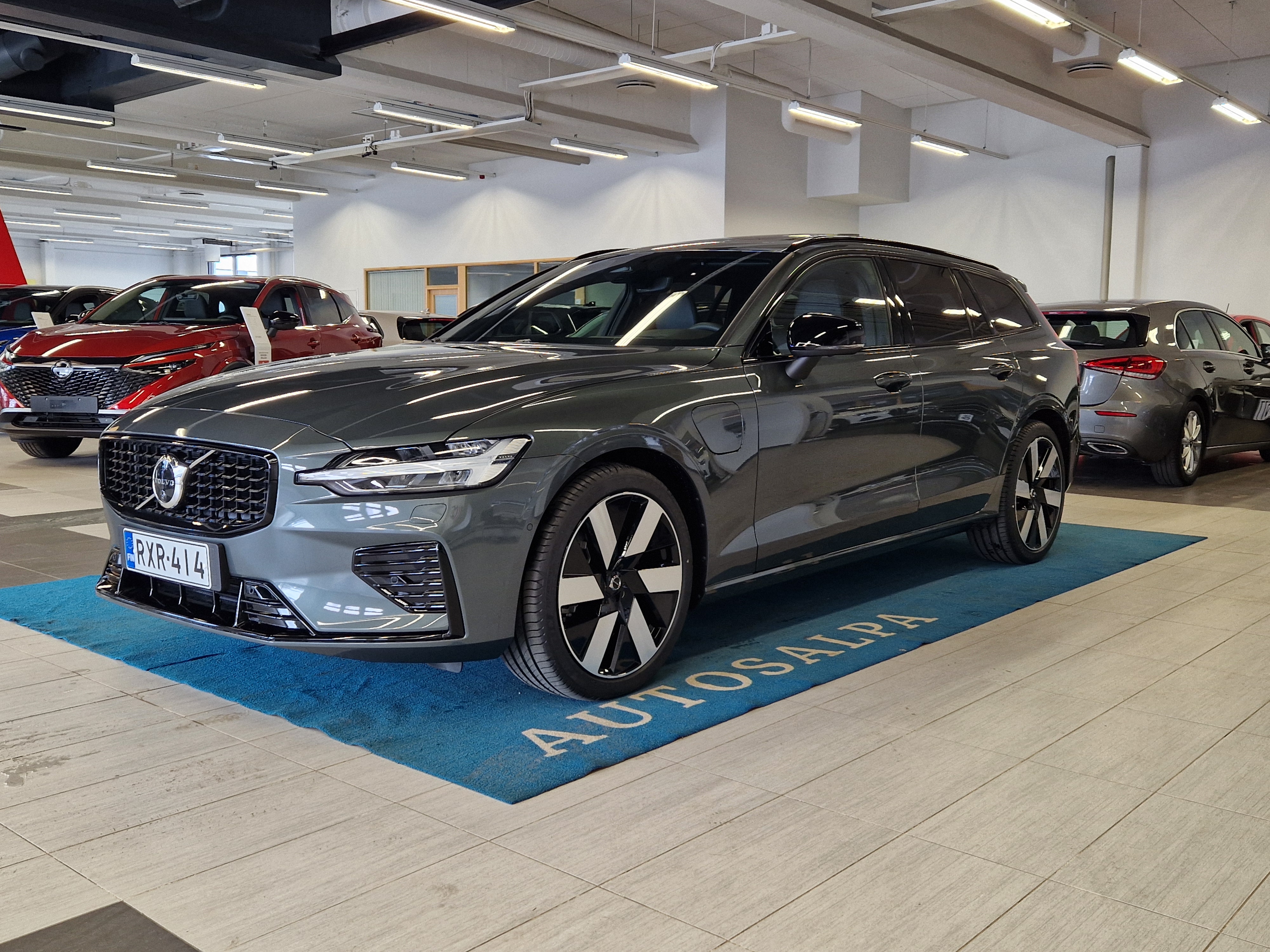 Volvo V60 T8 AWD LONG RANGE HIGH PERFORMANCE ULTRA DARK.