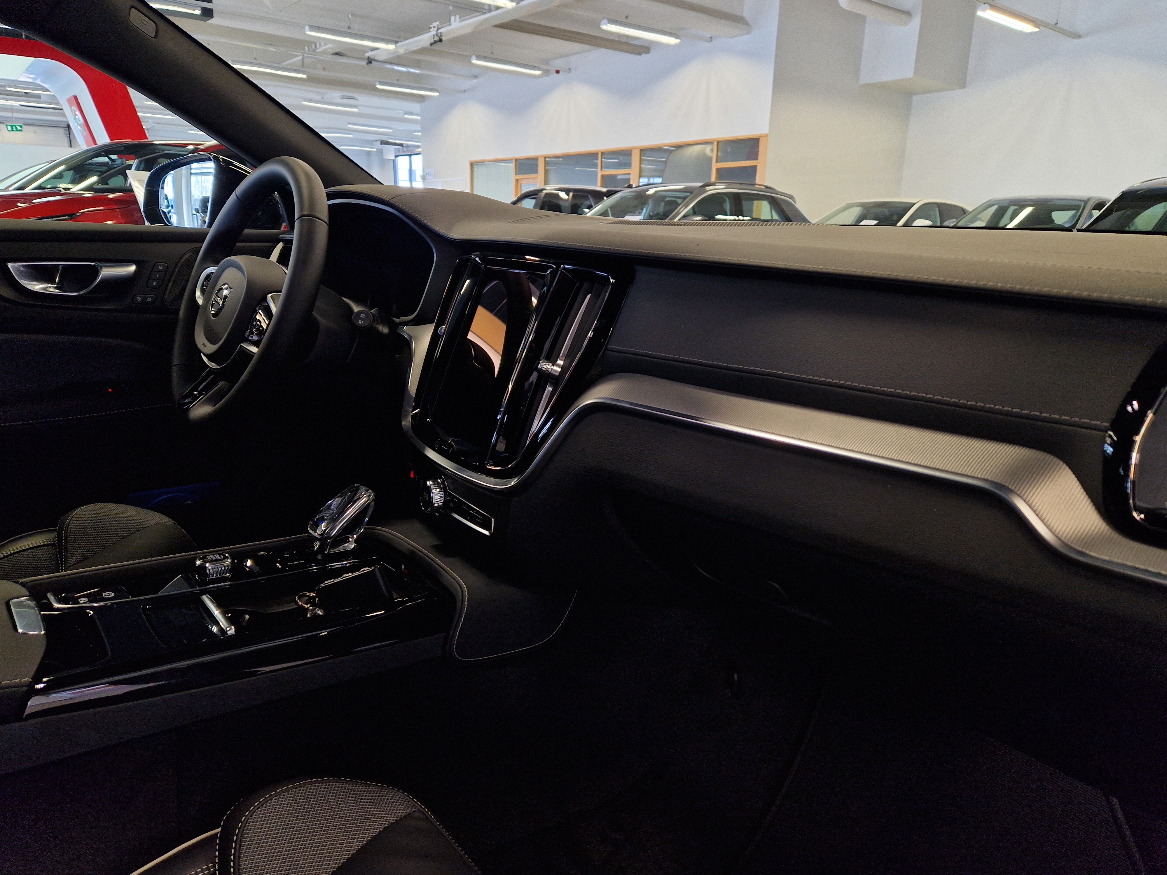 Volvo V60 T8 AWD LONG RANGE HIGH PERFORMANCE ULTRA DARK.