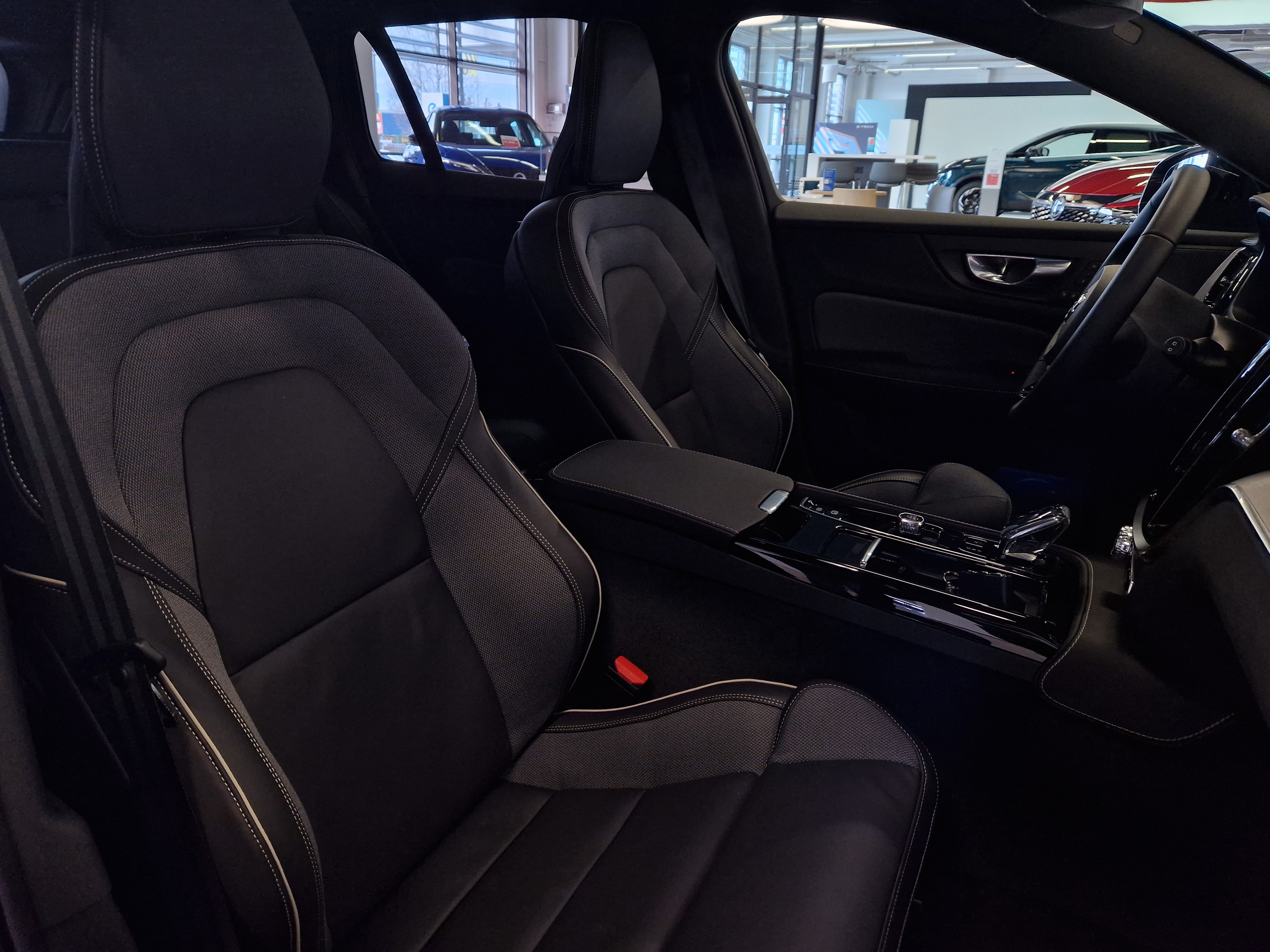 Volvo V60 T8 AWD LONG RANGE HIGH PERFORMANCE ULTRA DARK.