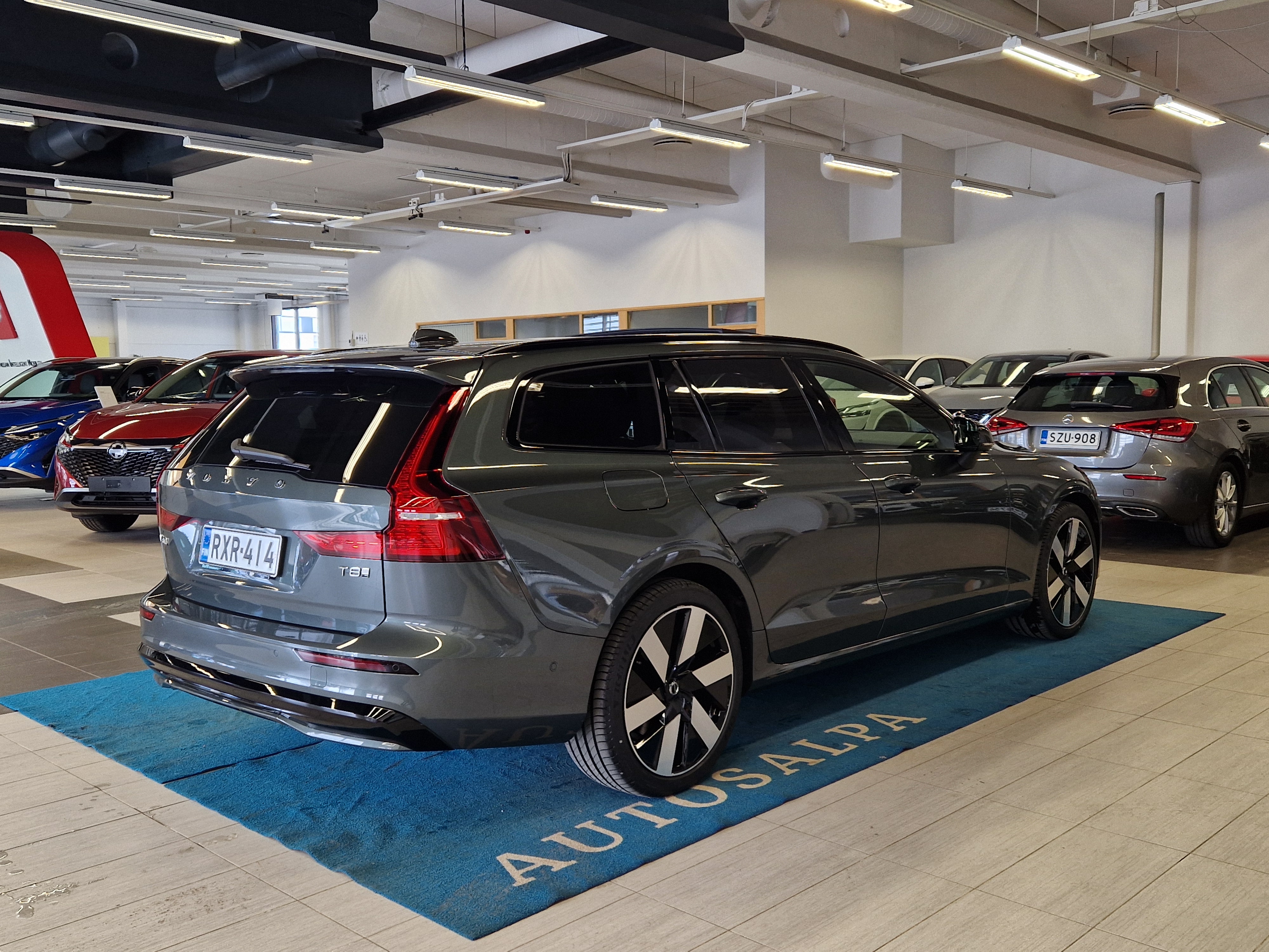 Volvo V60 T8 AWD LONG RANGE HIGH PERFORMANCE ULTRA DARK.