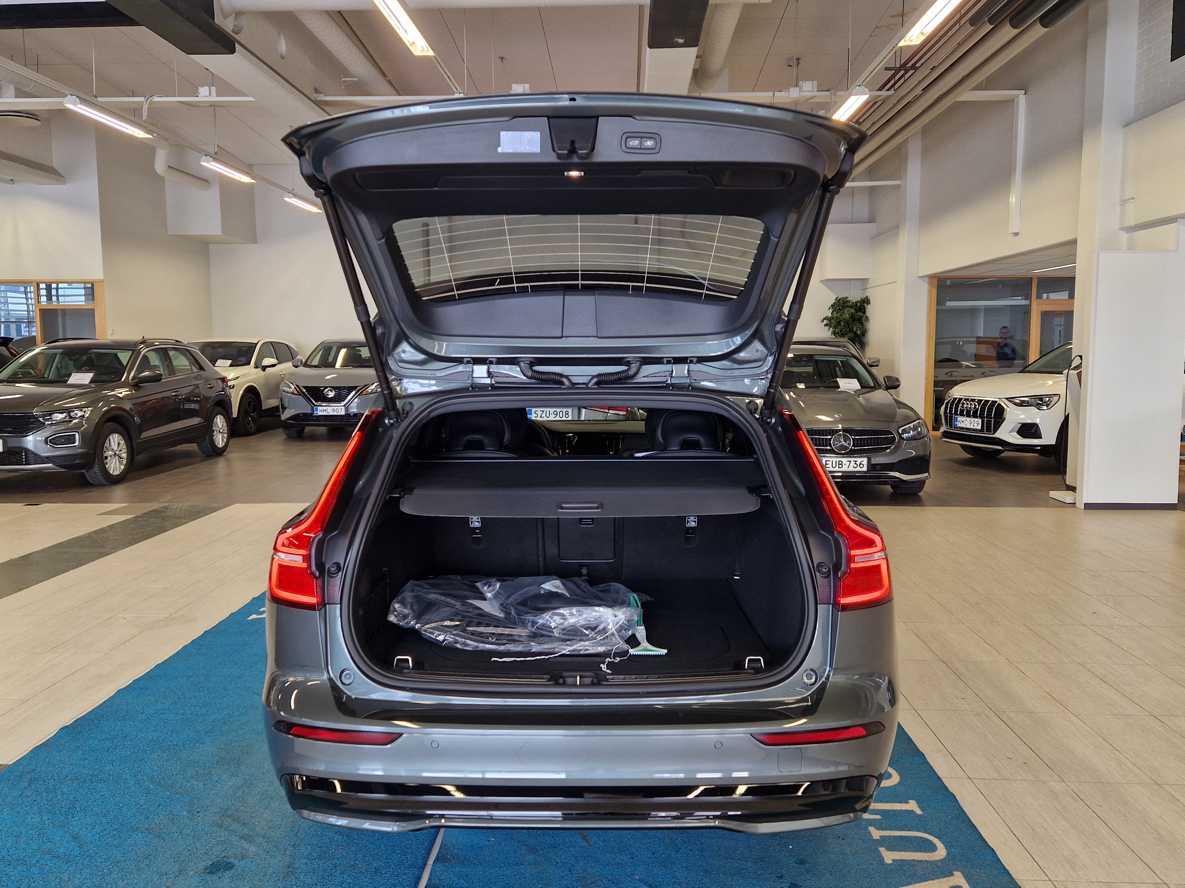 Volvo V60 T8 AWD LONG RANGE HIGH PERFORMANCE ULTRA DARK.