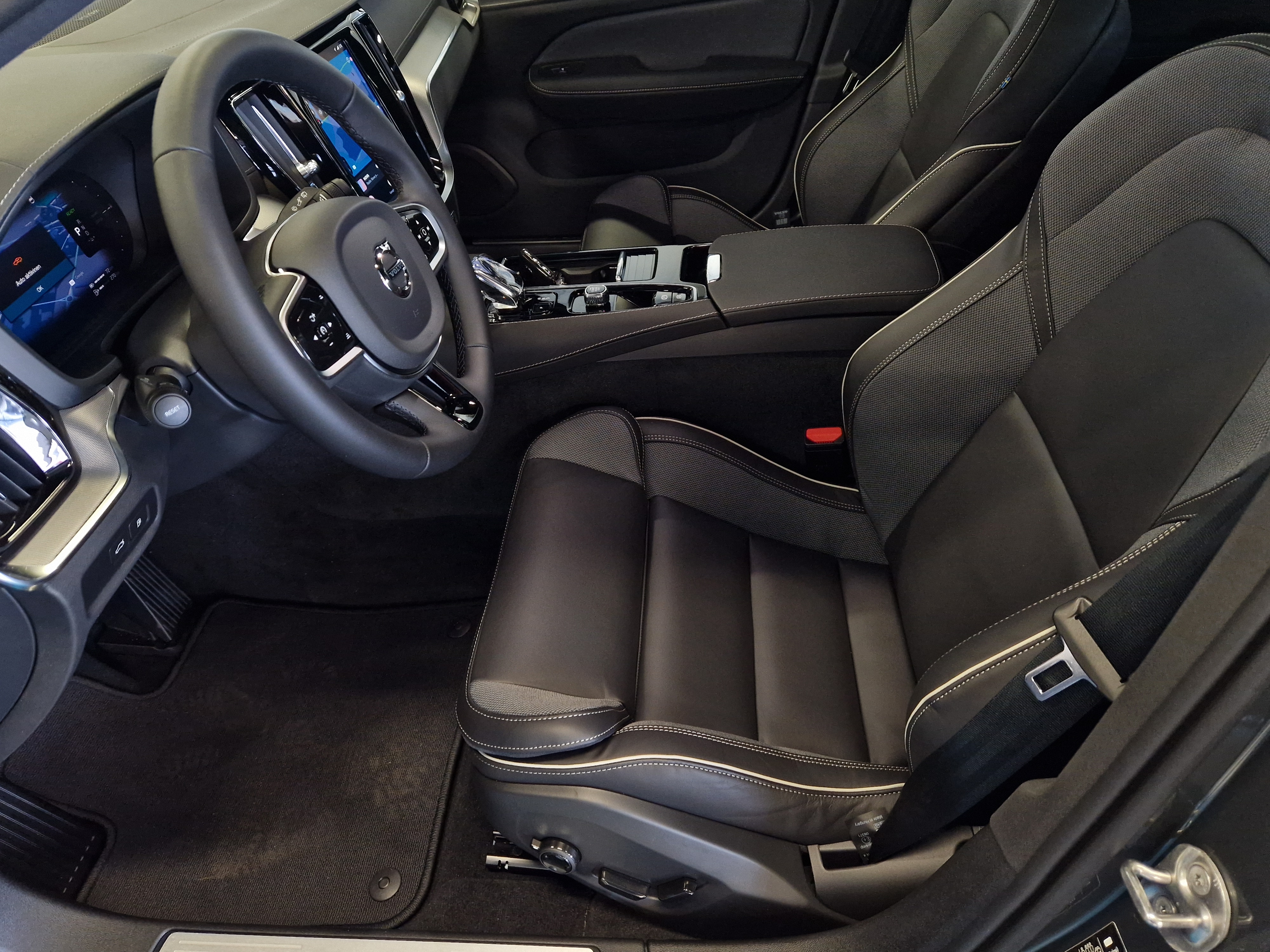 Volvo V60 T8 AWD LONG RANGE HIGH PERFORMANCE ULTRA DARK.