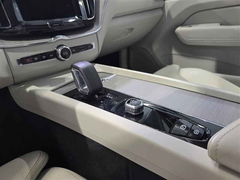Volvo XC60 T8 AWD LONG RANGE ULTIMATE BRIGHT TAKUU 24KK/40TKM