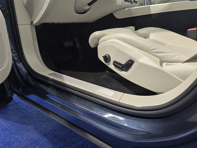 Volvo XC60 T8 AWD LONG RANGE ULTIMATE BRIGHT TAKUU 24KK/40TKM