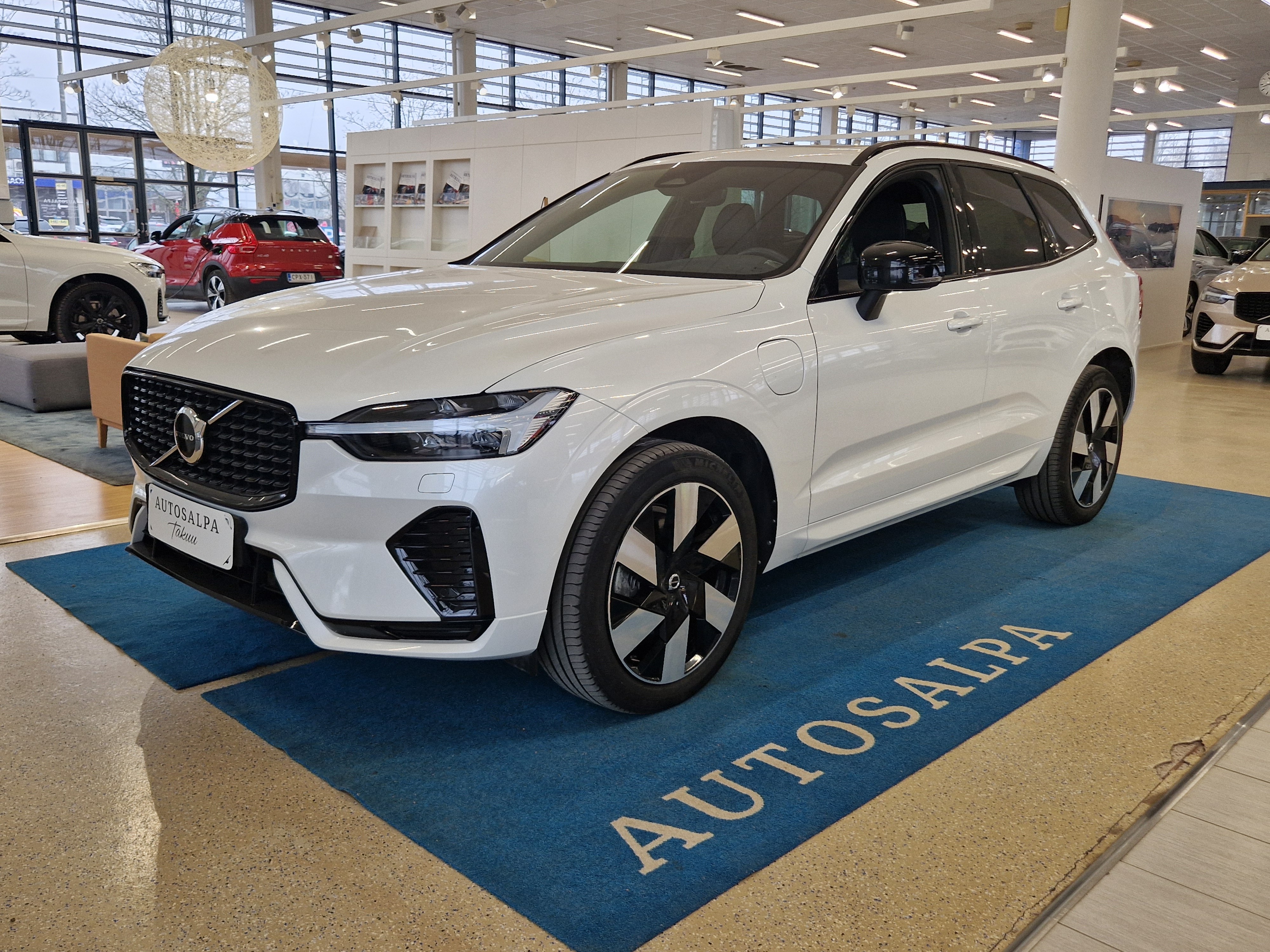 Volvo XC60 T8 AWD LONG RANGE PLUS DARK TAKUU 24KK/40TKM