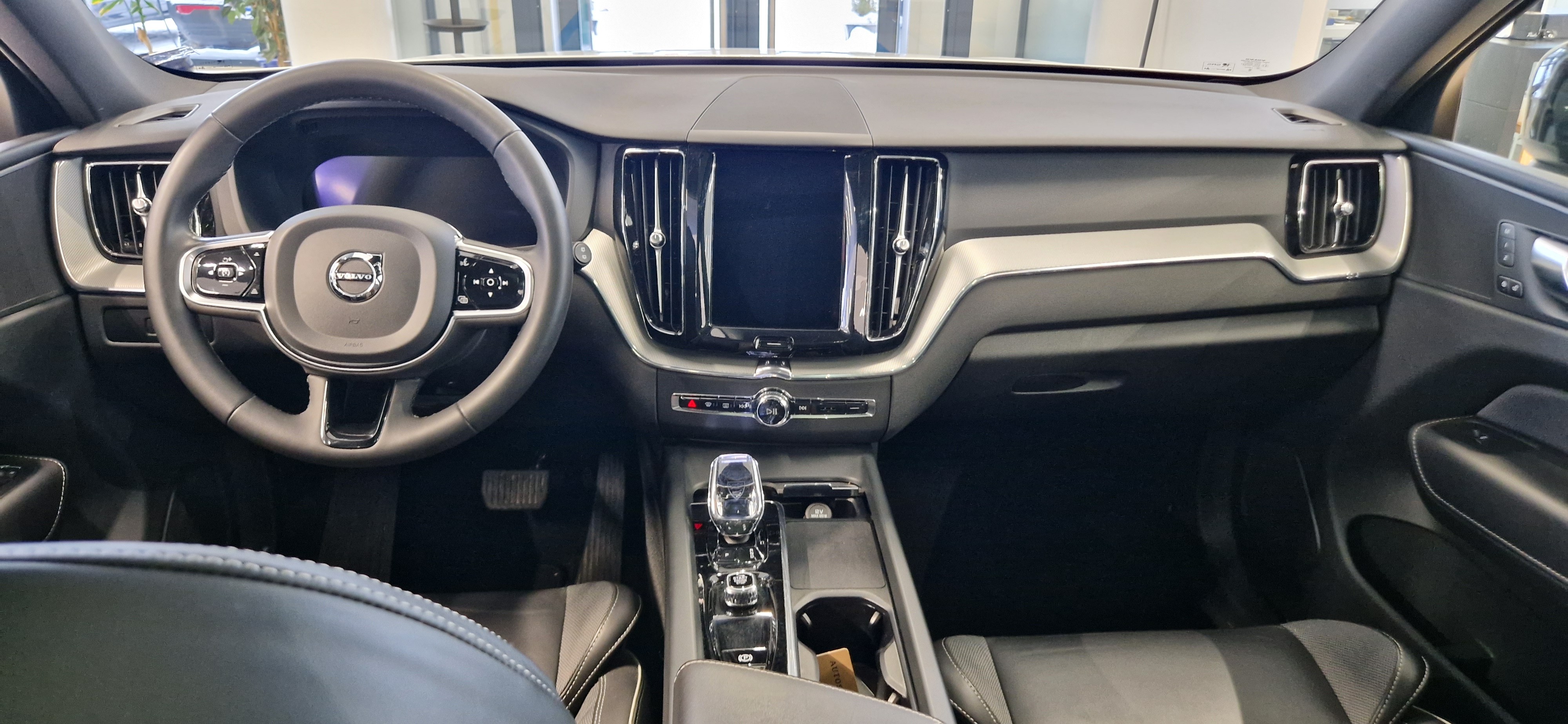 Volvo XC60 T8 AWD LONG RANGE PLUS DARK TAKUU 24KK/40TKM