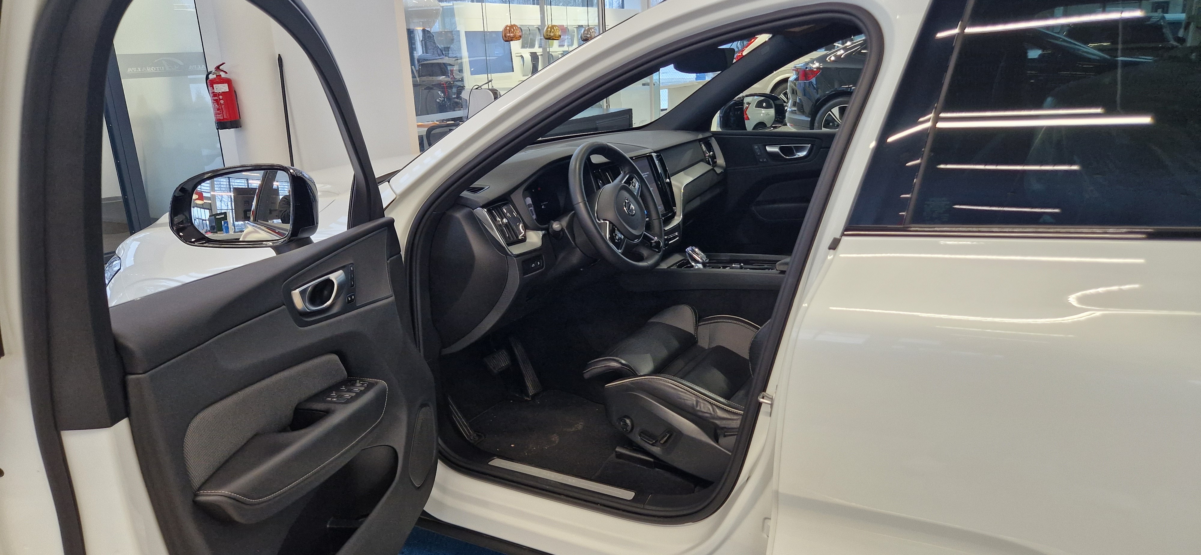 Volvo XC60 T8 AWD LONG RANGE PLUS DARK TAKUU 24KK/40TKM