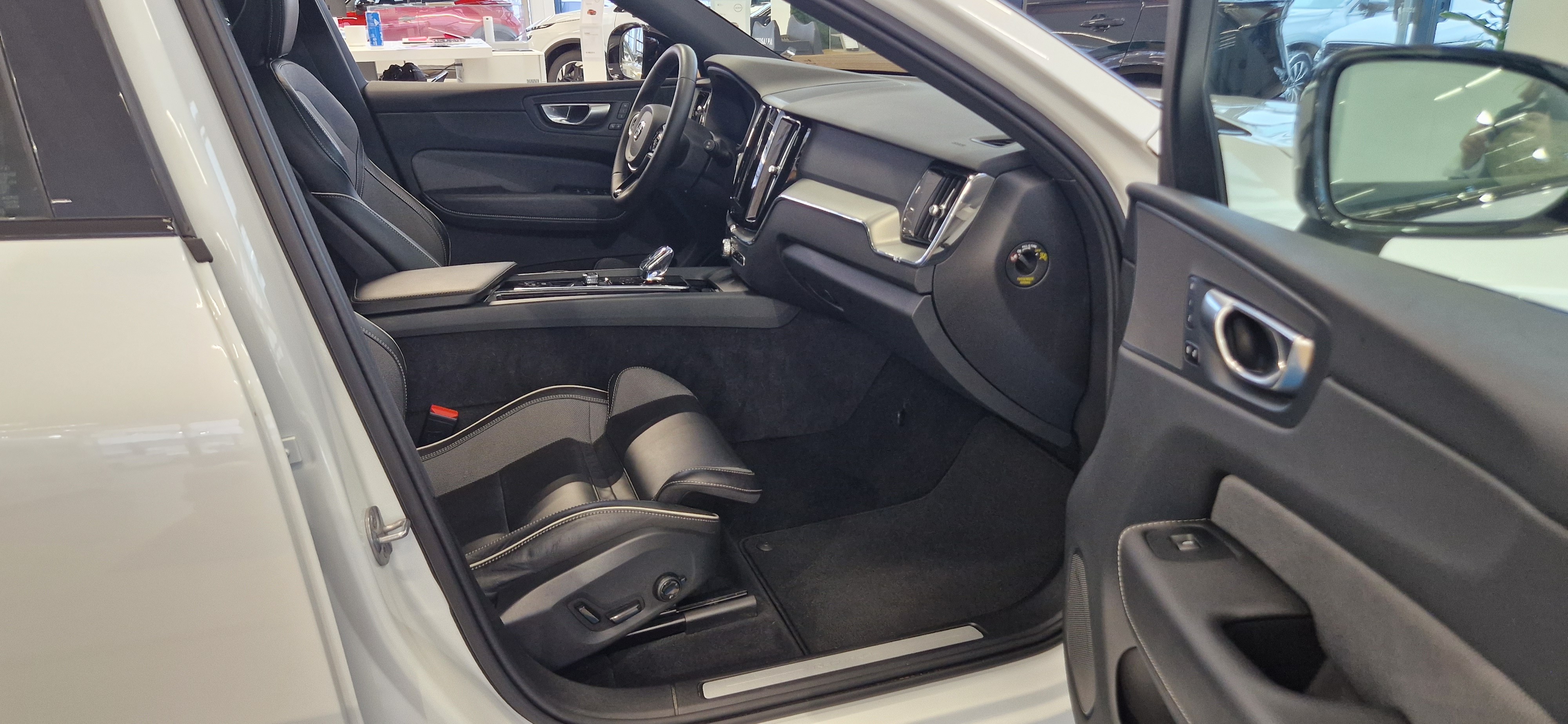 Volvo XC60 T8 AWD LONG RANGE PLUS DARK TAKUU 24KK/40TKM