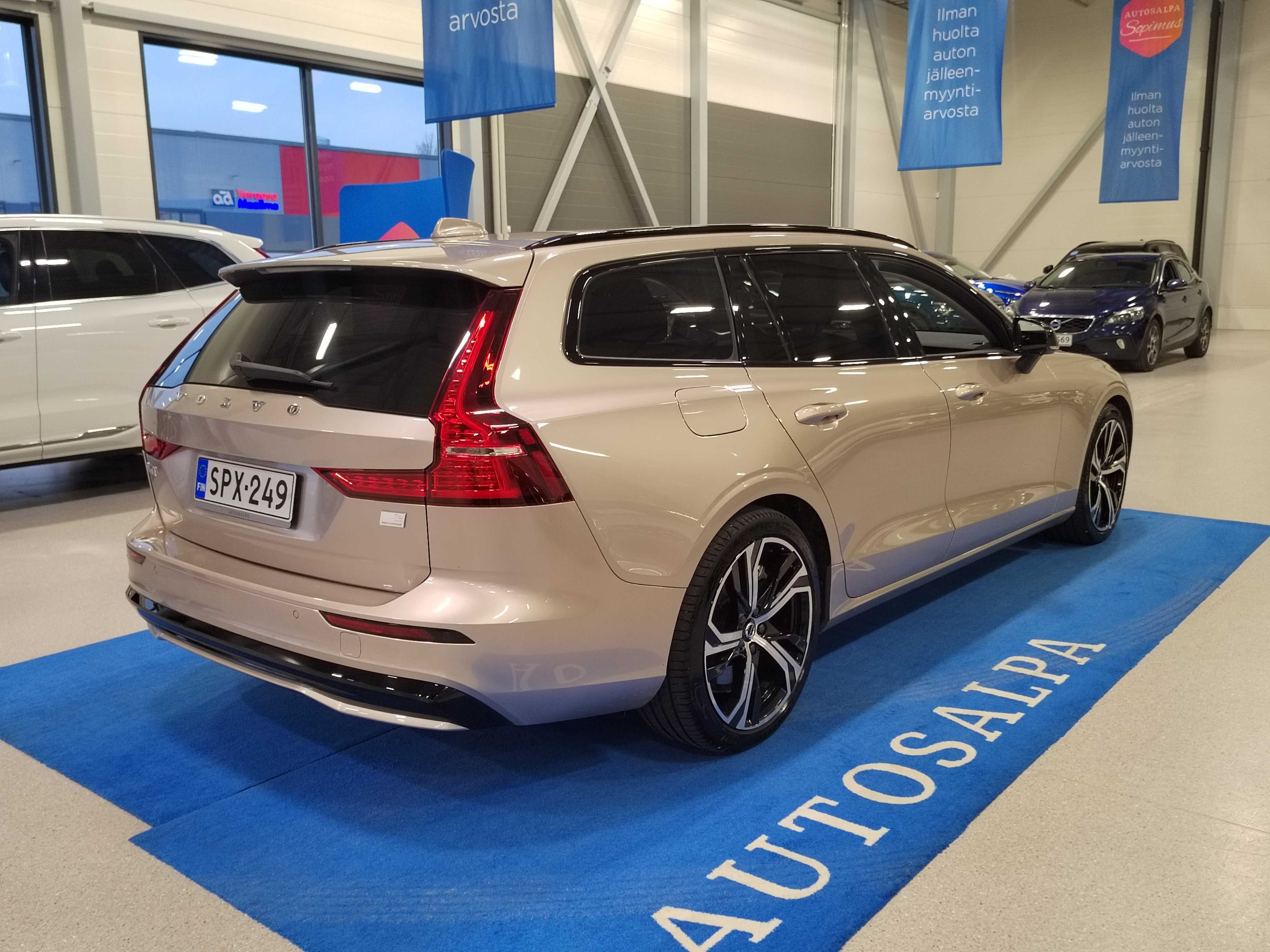 Volvo V60 T6 AWD LONG RANGE PLUS DARK TAKUU 24KK/40TKM