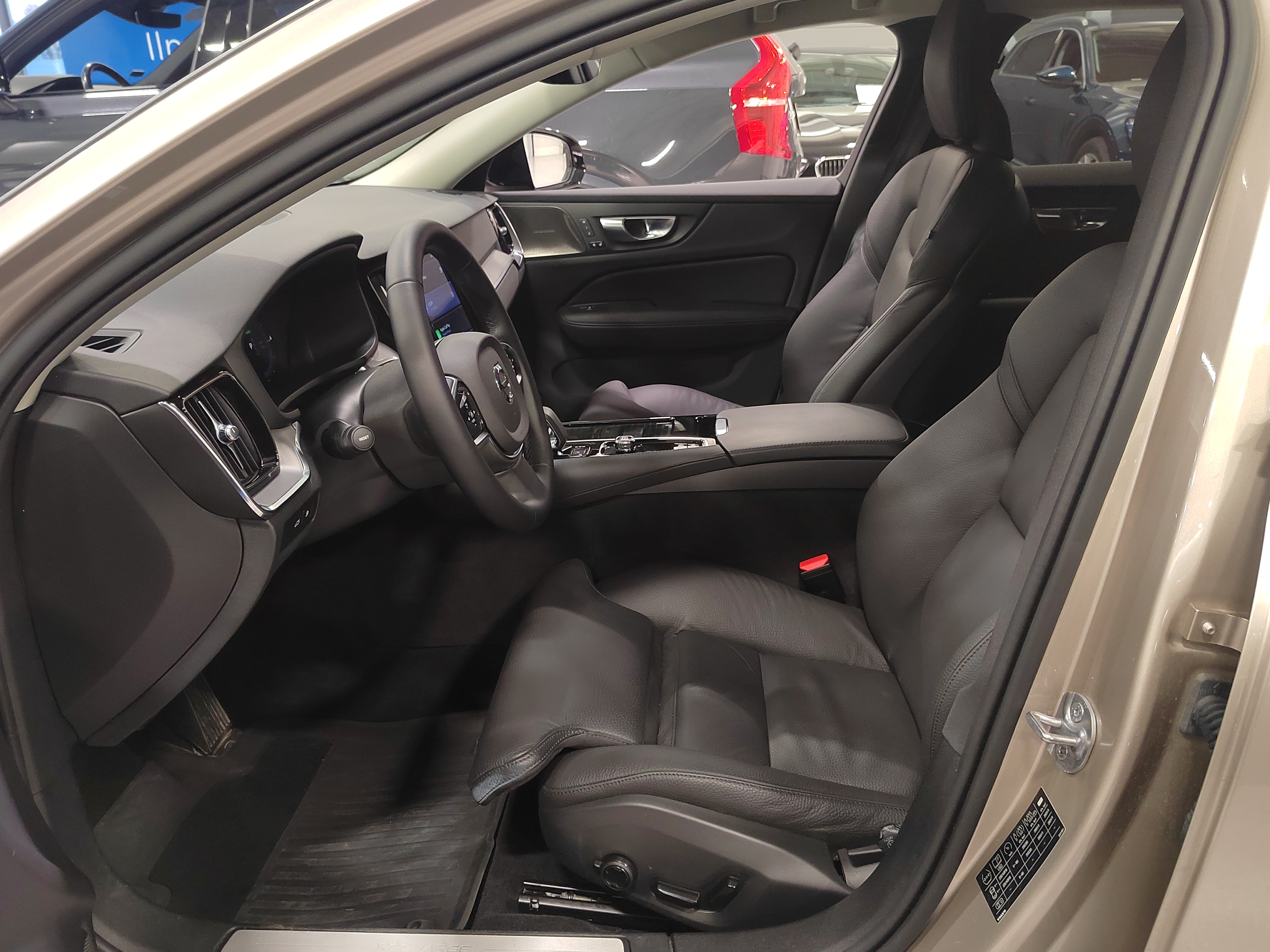 Volvo V60 T6 AWD LONG RANGE PLUS DARK TAKUU 24KK/40TKM